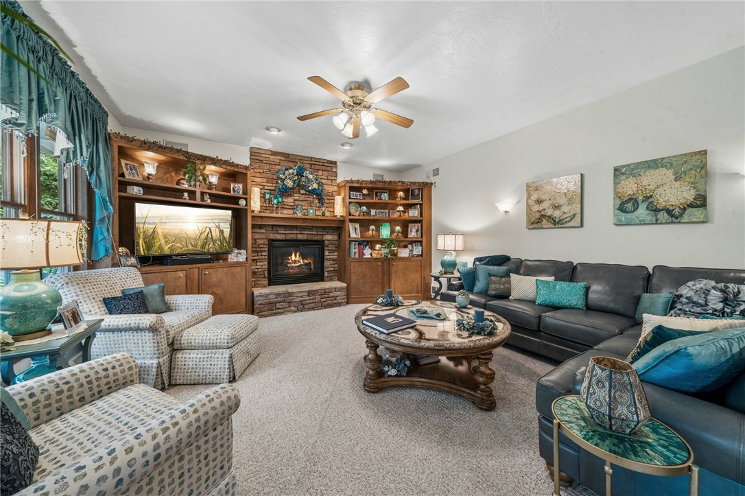 32 Hawthorne Ln