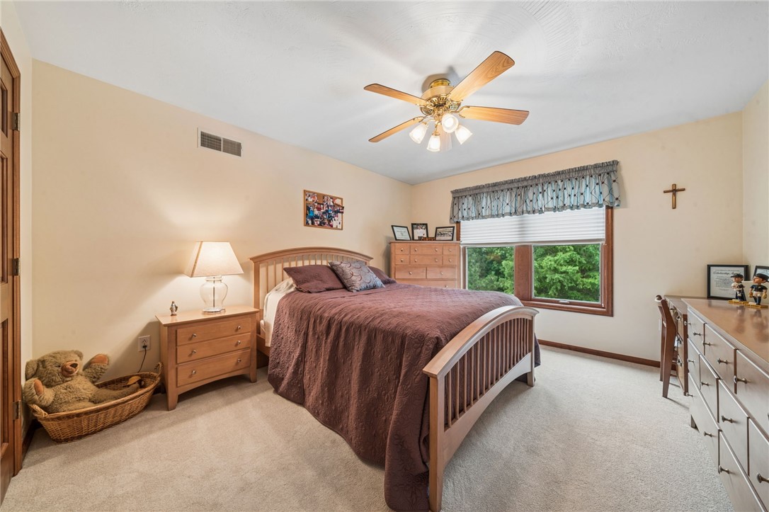 32 Hawthorne Ln