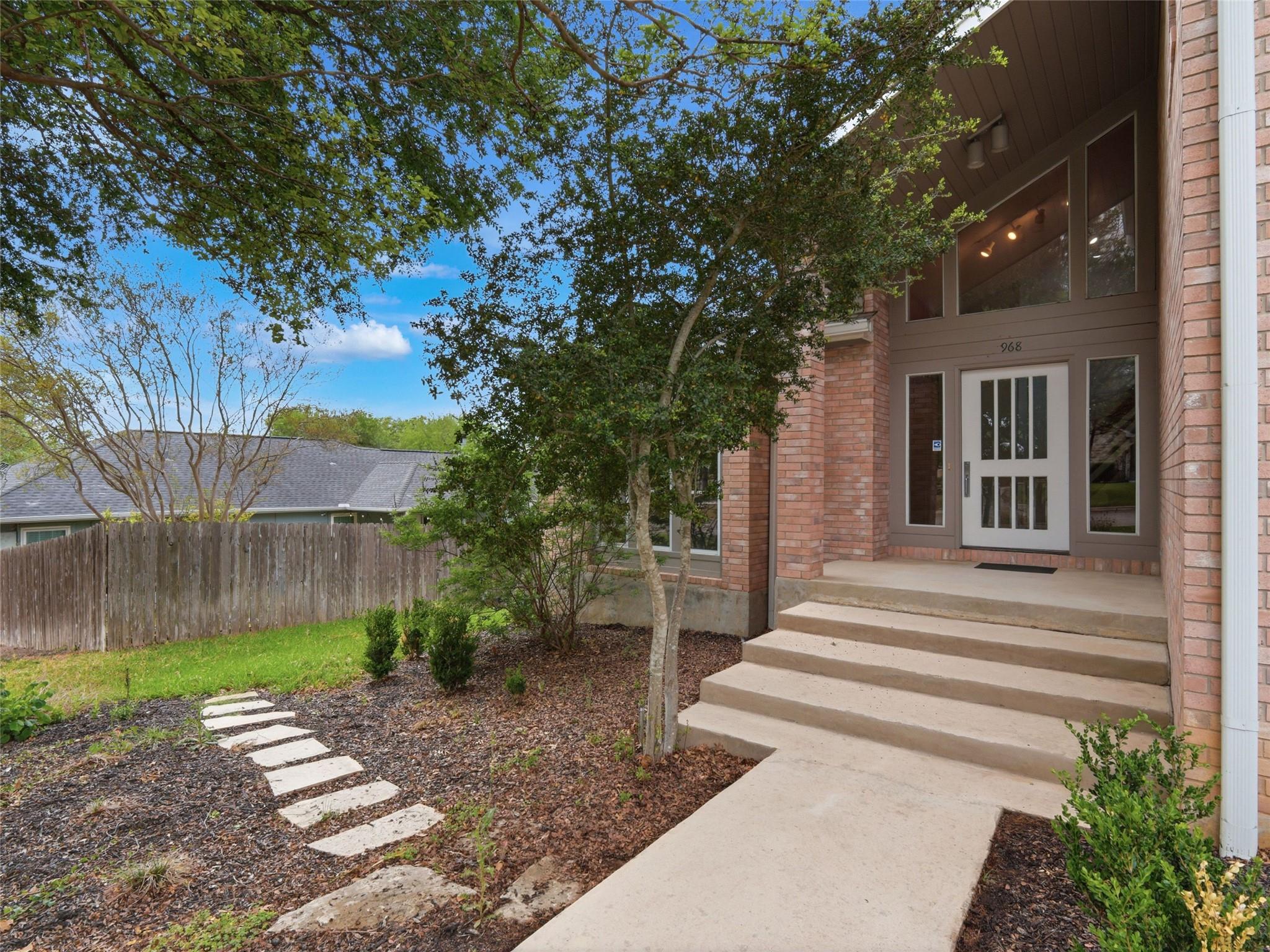 968 Queens DR