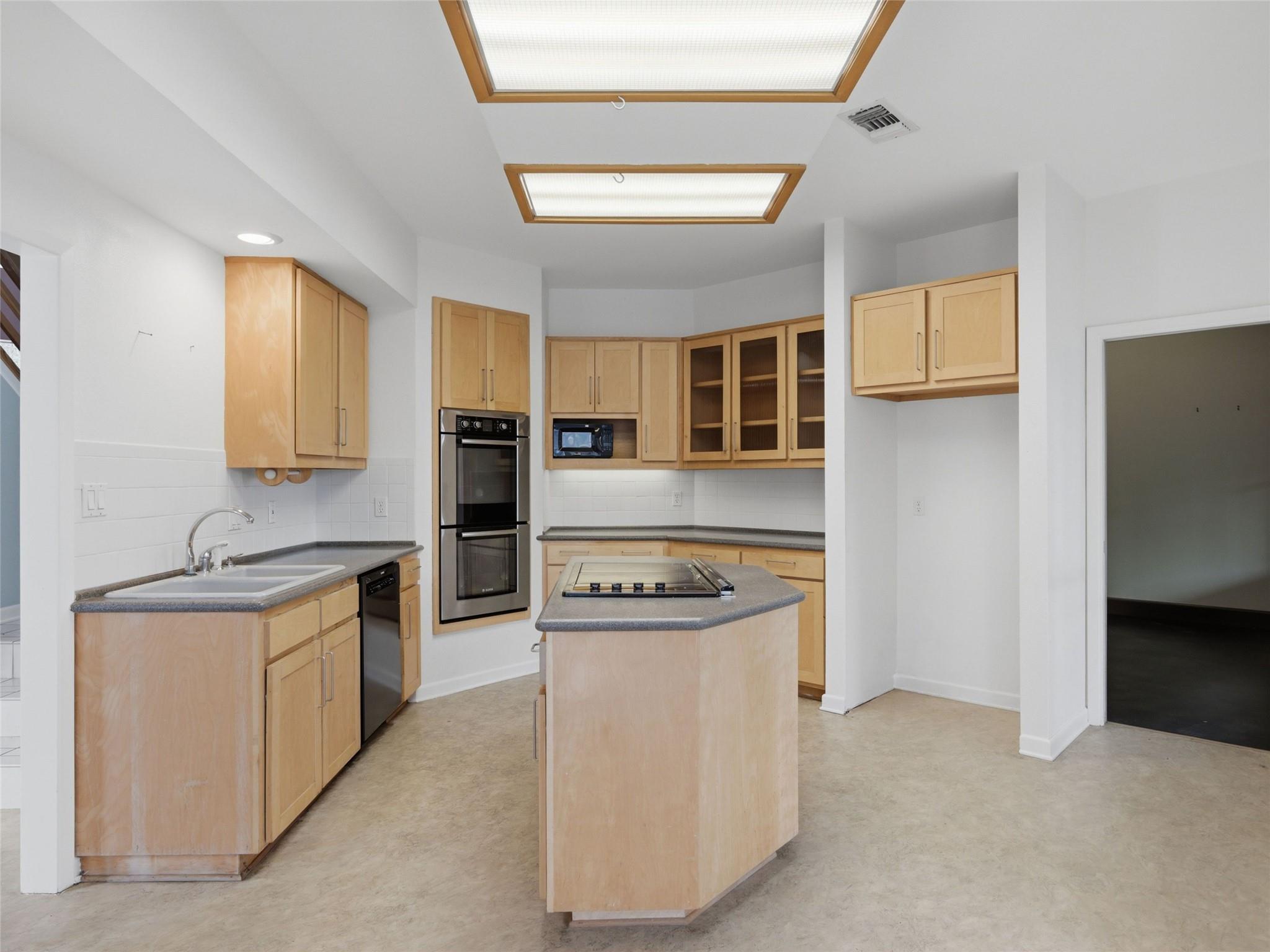 968 Queens DR