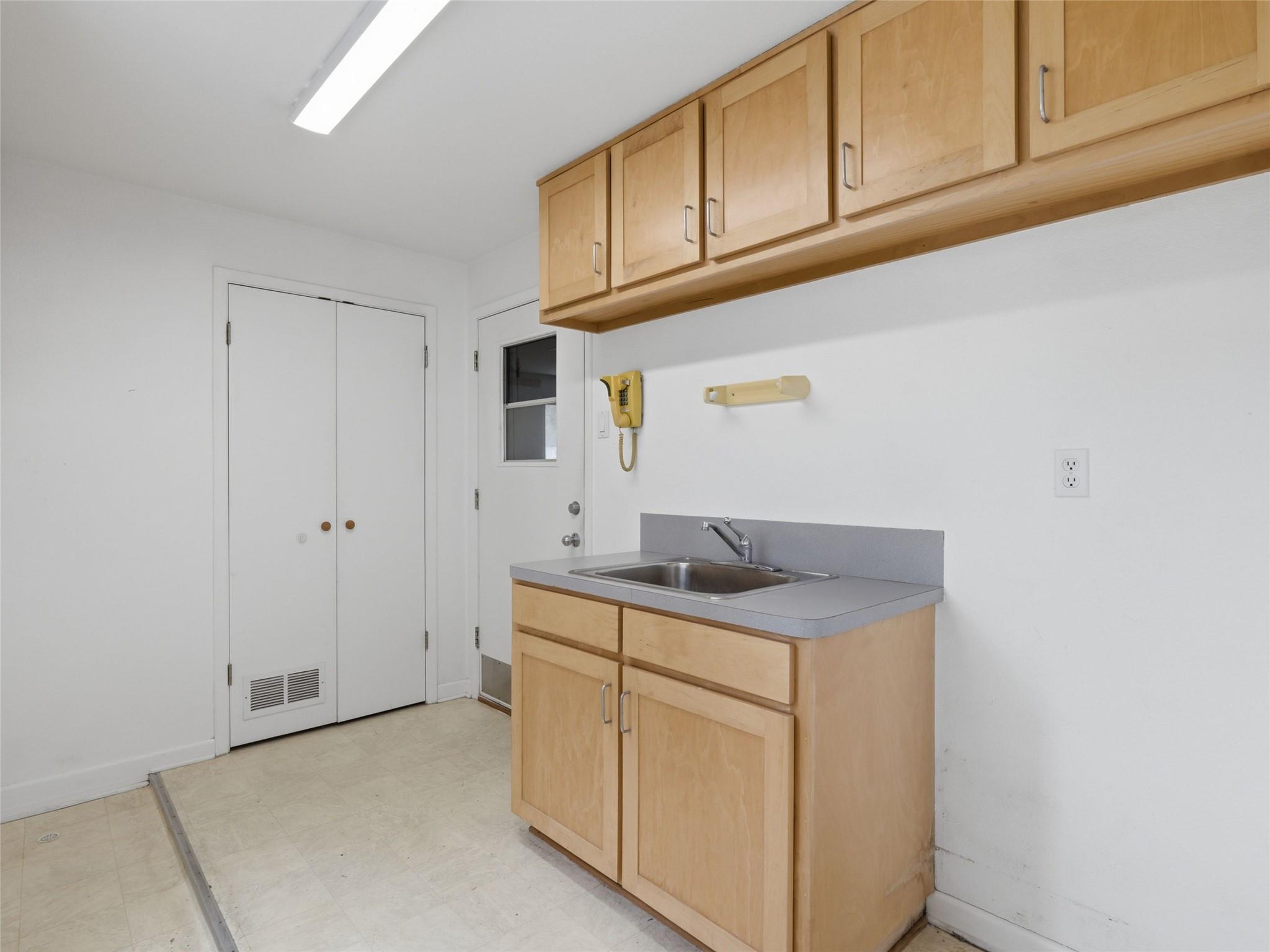 968 Queens DR