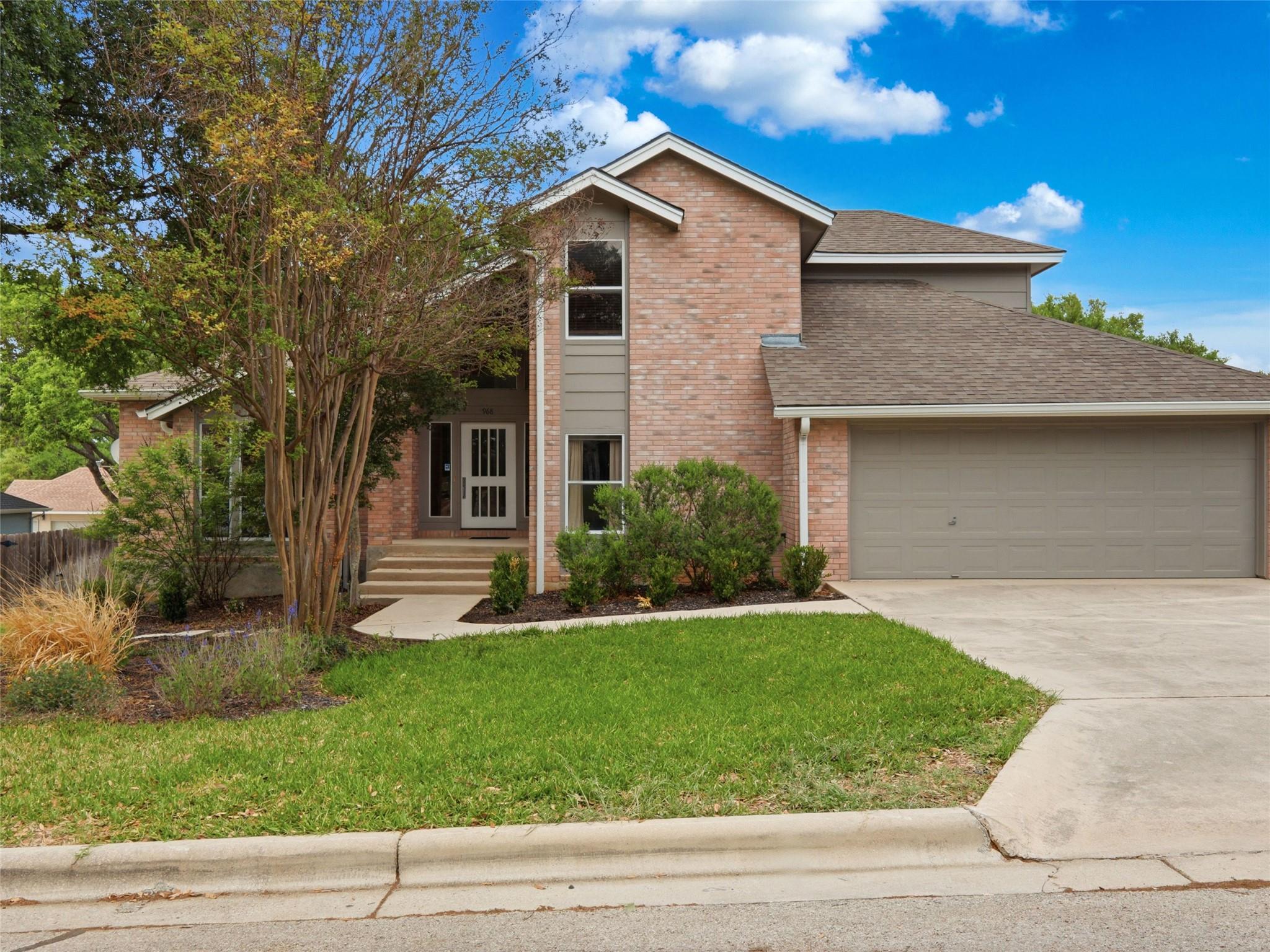 968 Queens DR