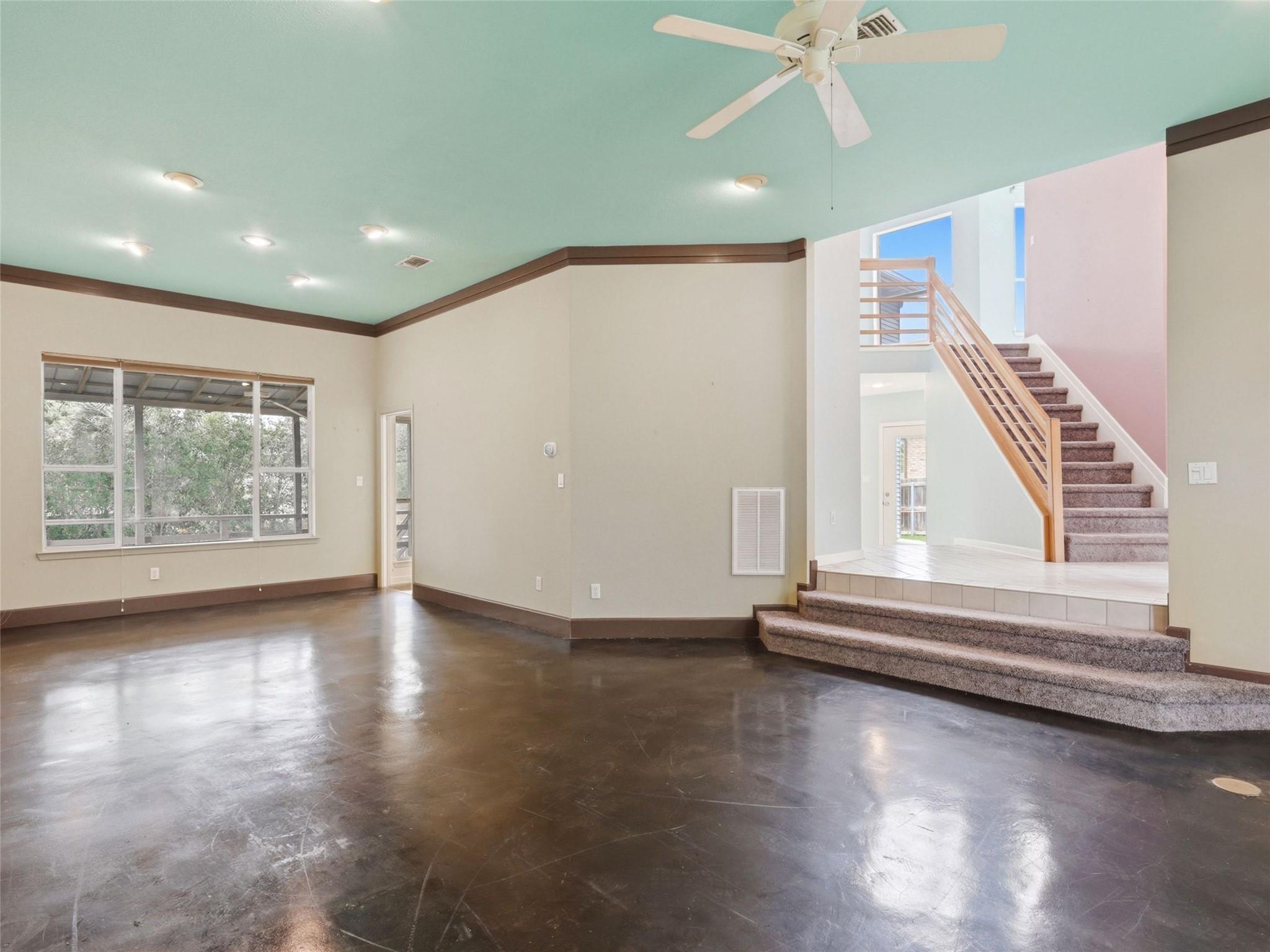 968 Queens DR