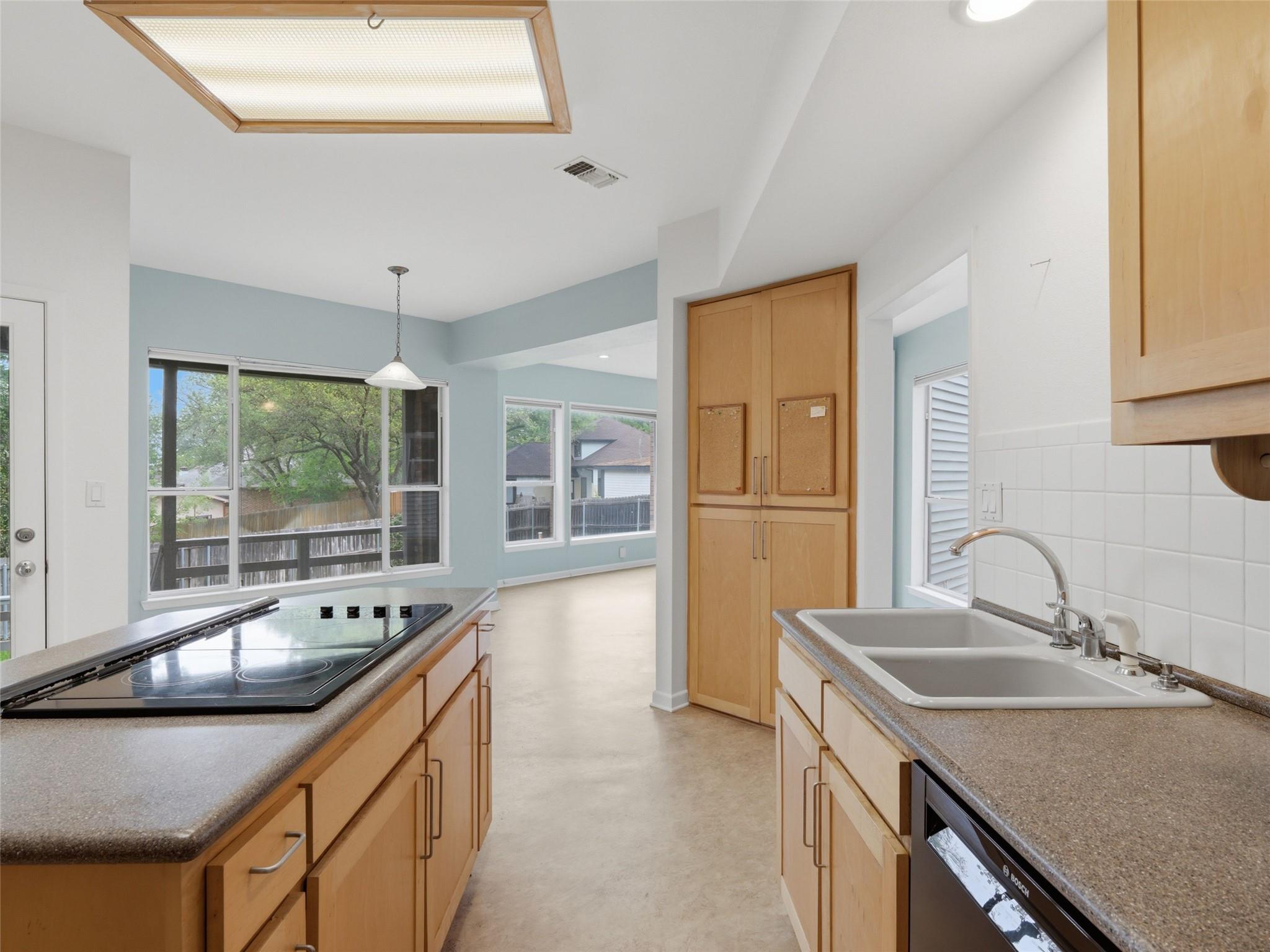 968 Queens DR