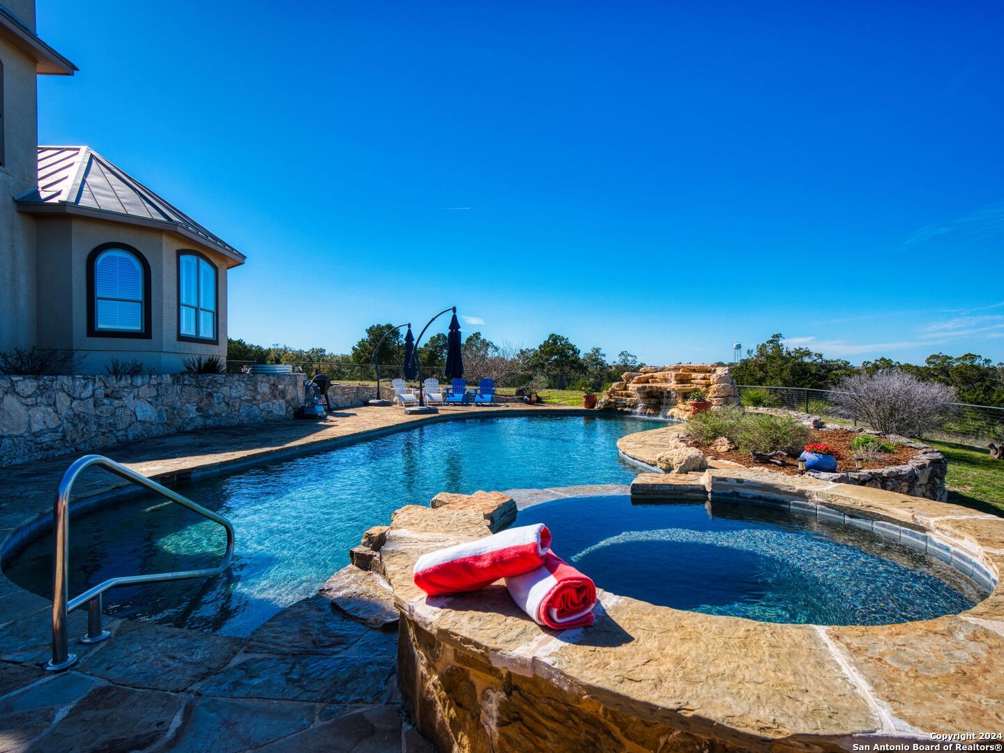 2085 Holland Springs