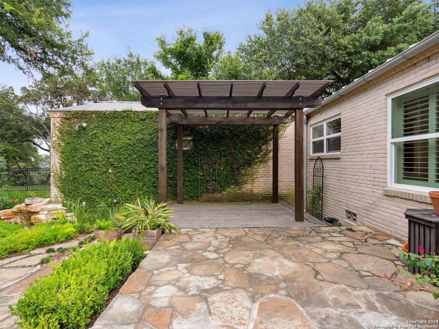 320 LAKEVIEW TER