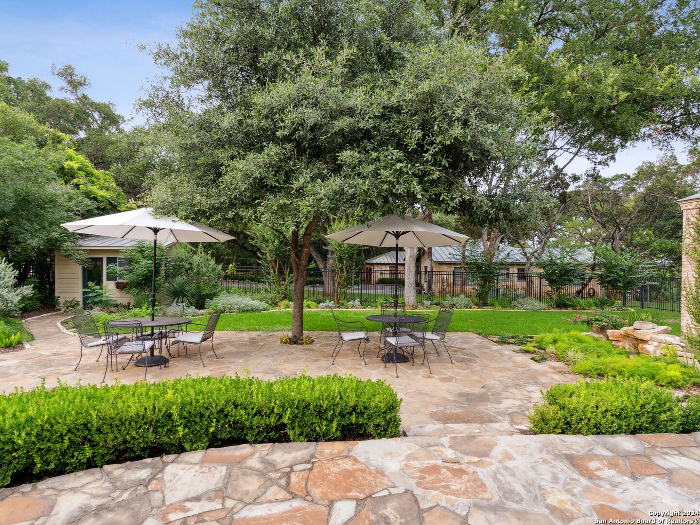 320 LAKEVIEW TER