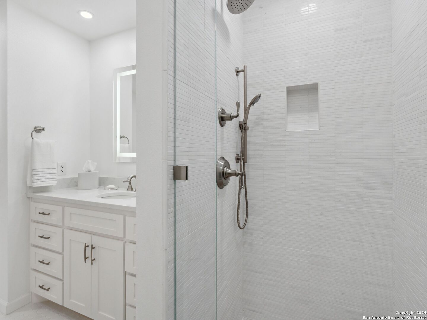 320 LAKEVIEW TER