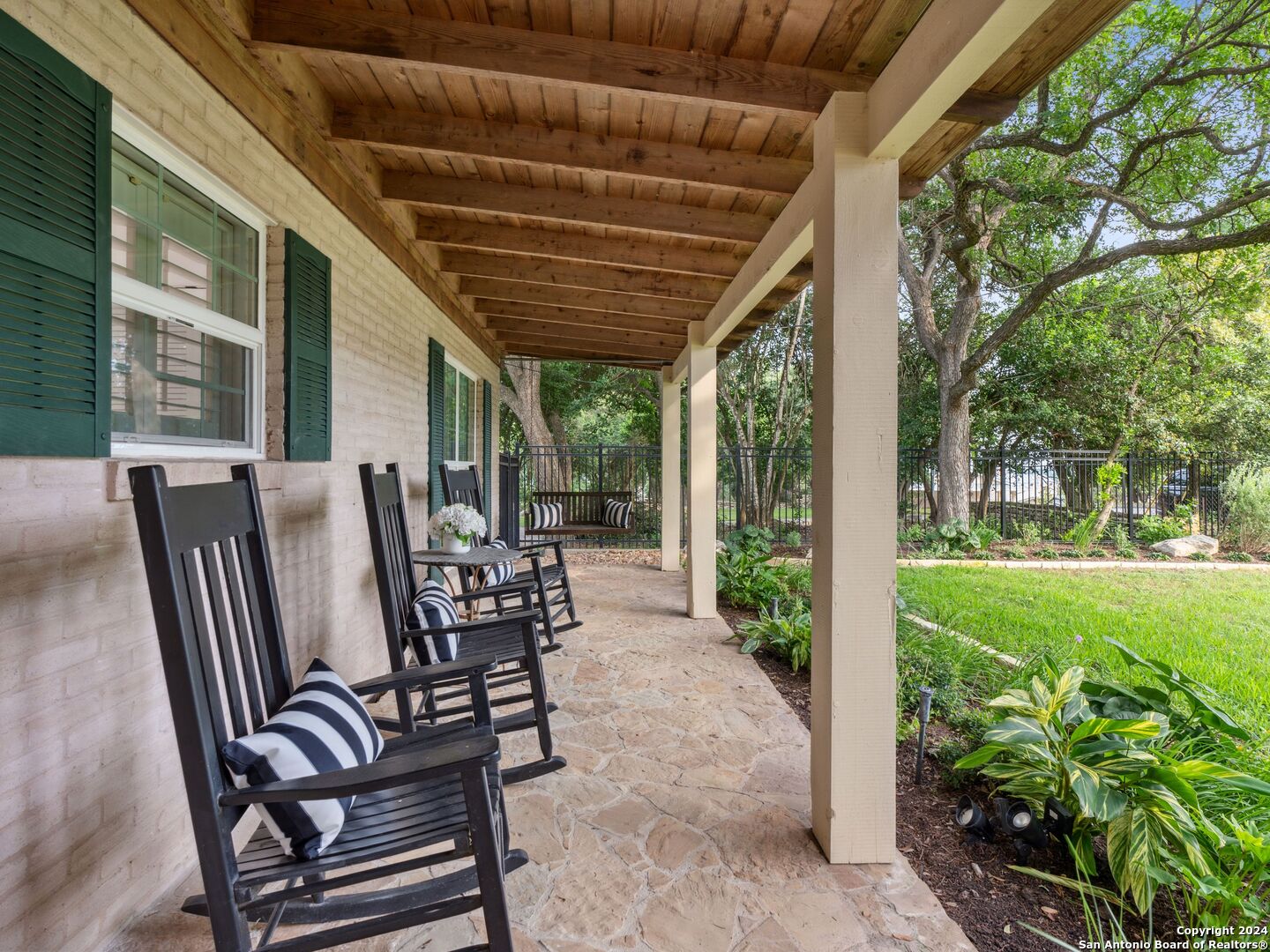 320 LAKEVIEW TER