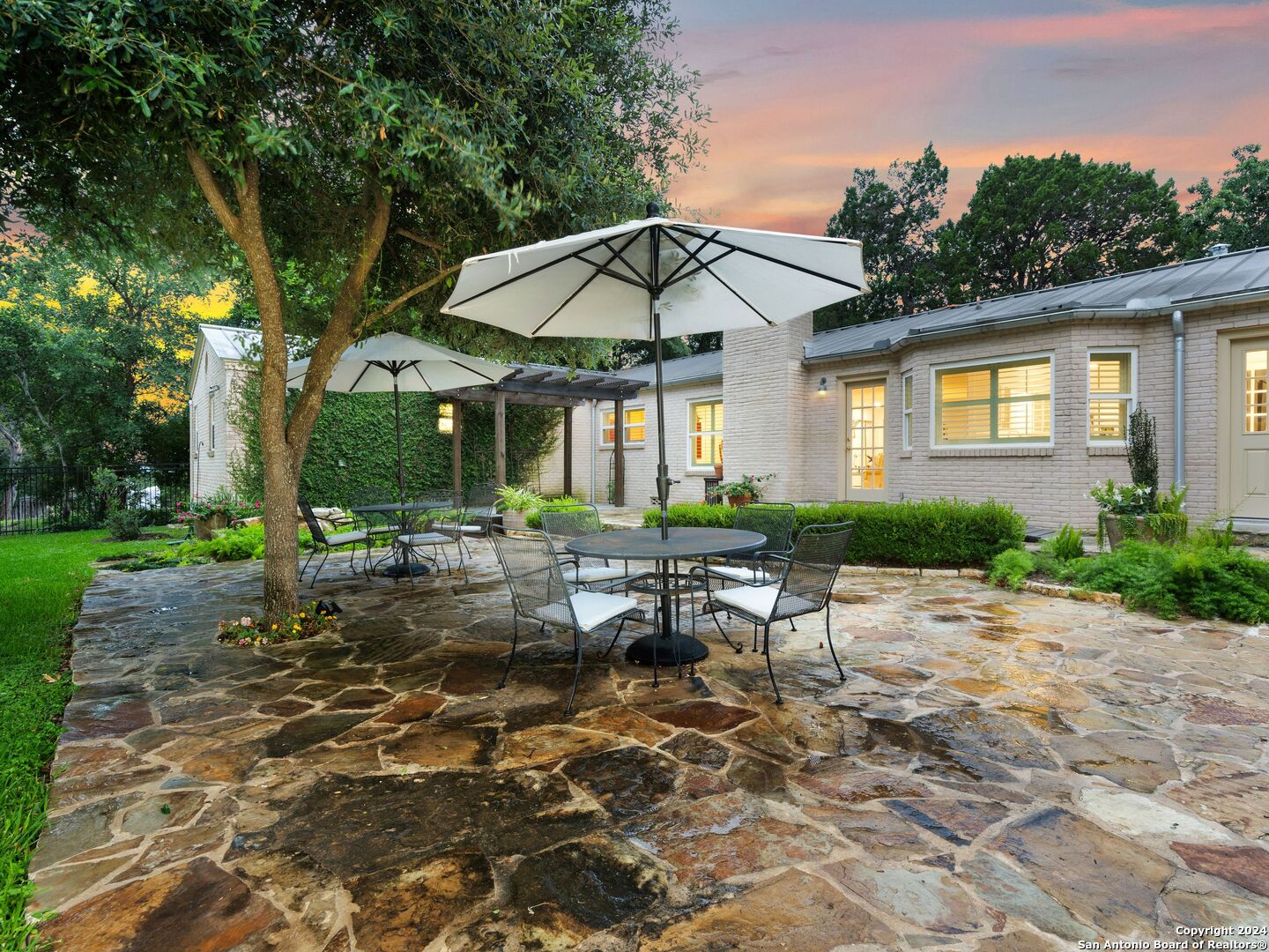 320 LAKEVIEW TER