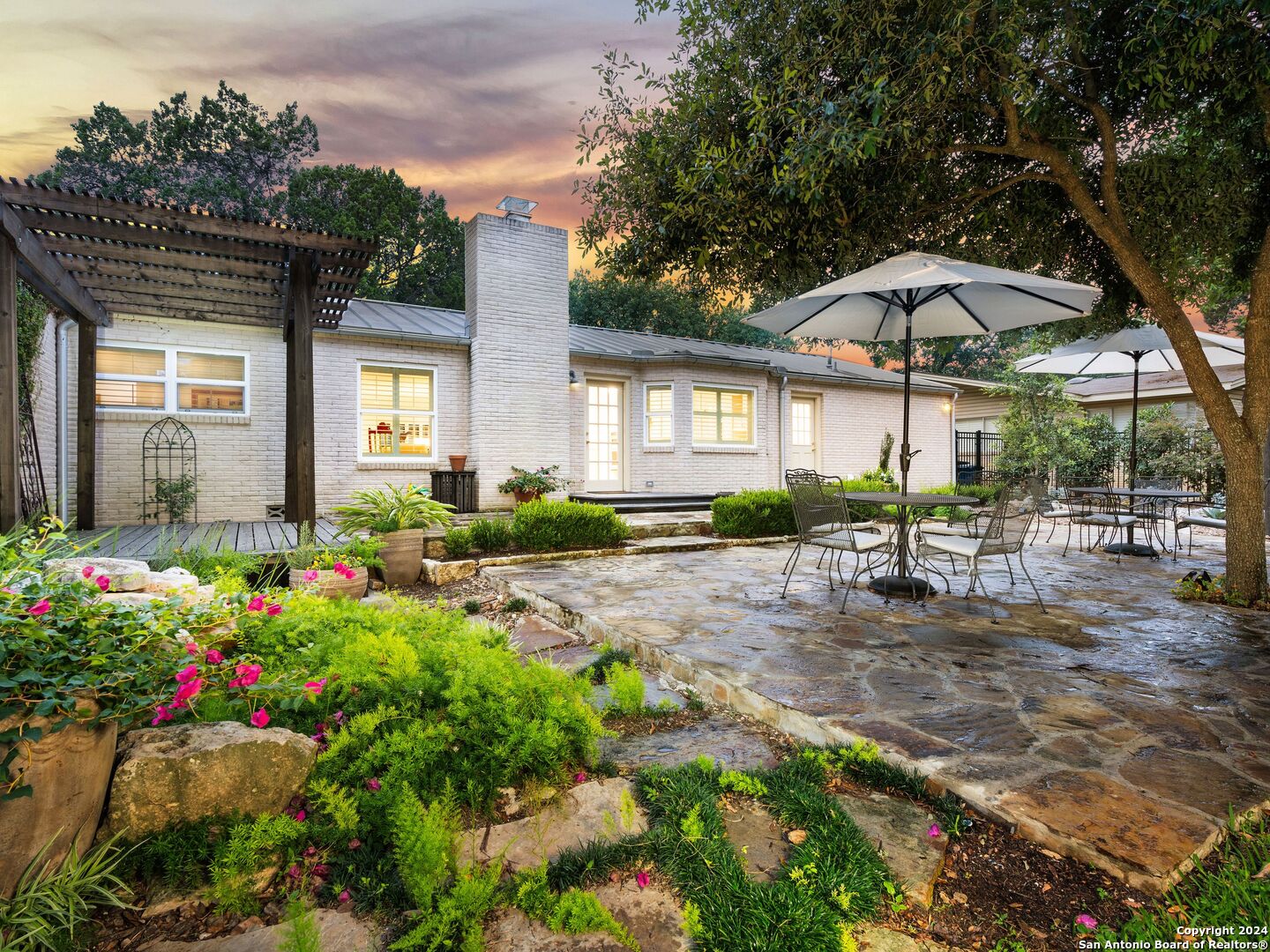320 LAKEVIEW TER