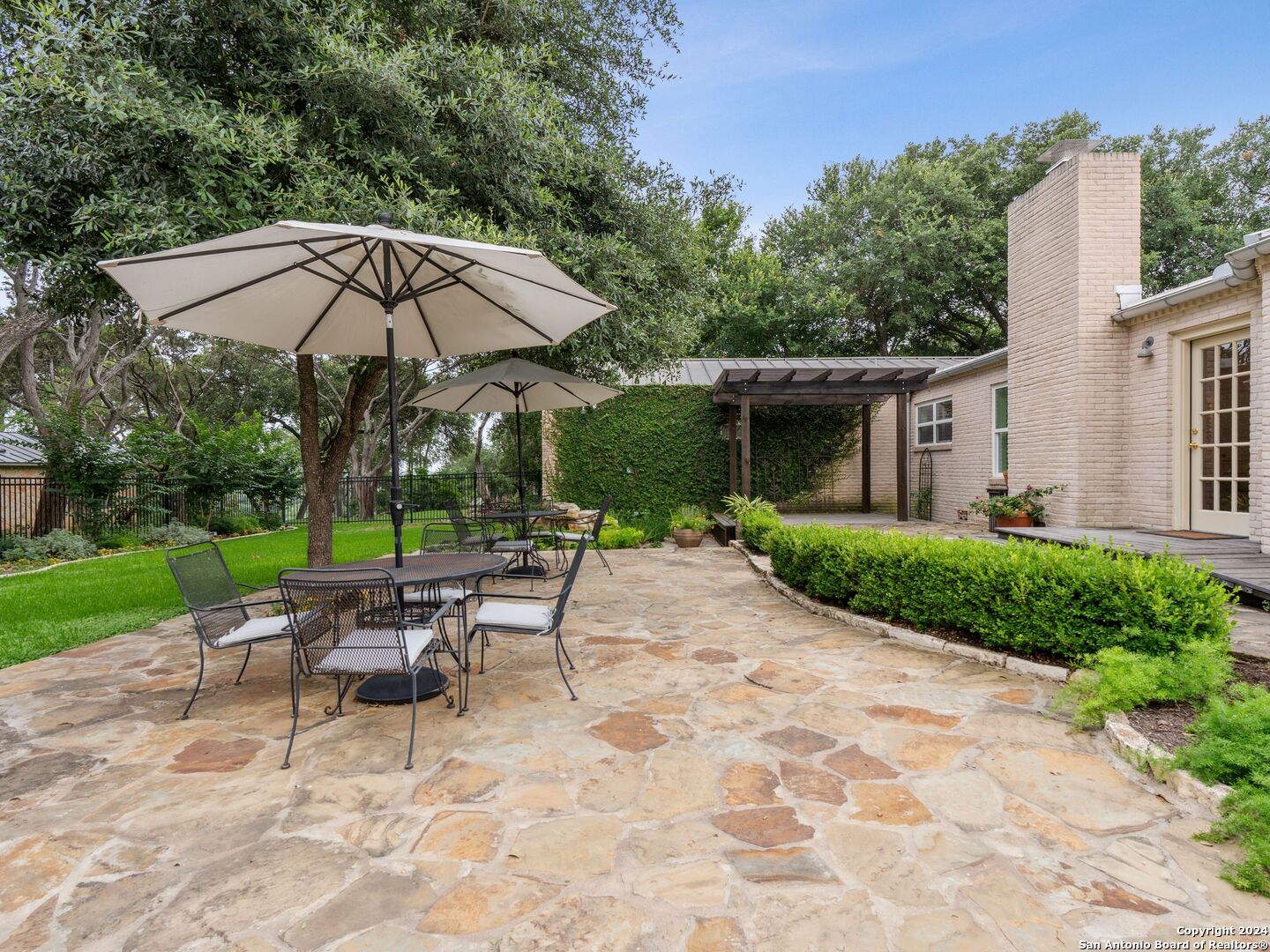 320 LAKEVIEW TER