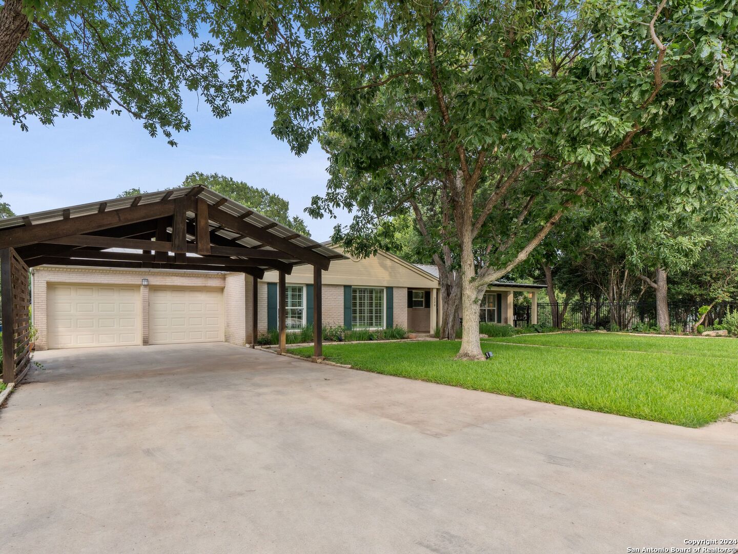 320 LAKEVIEW TER