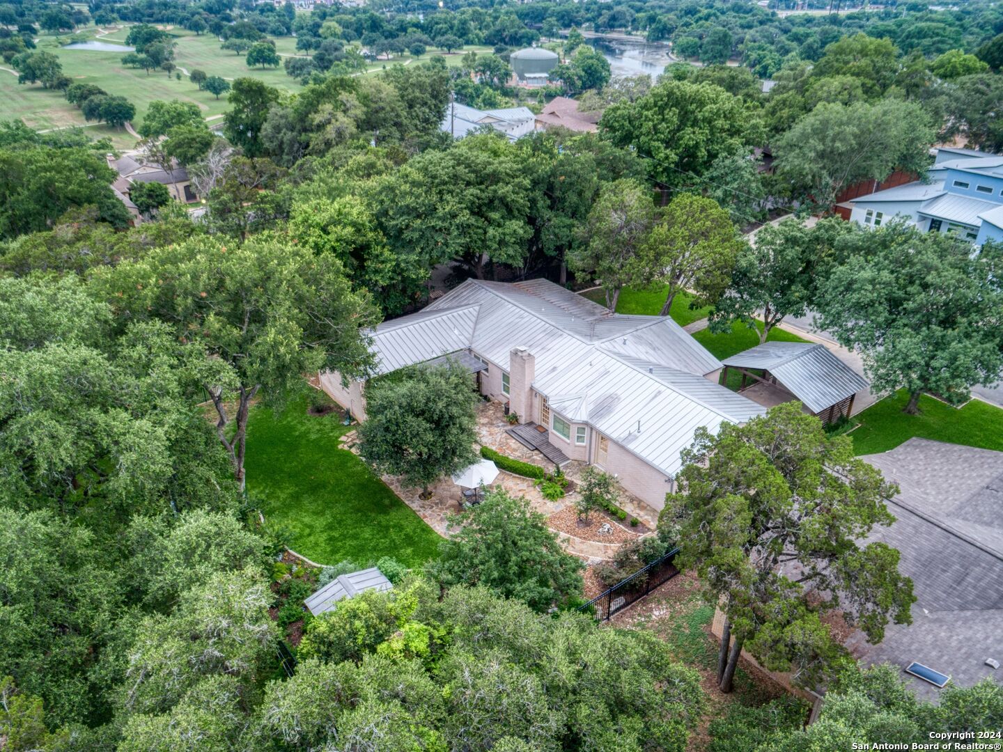 320 LAKEVIEW TER