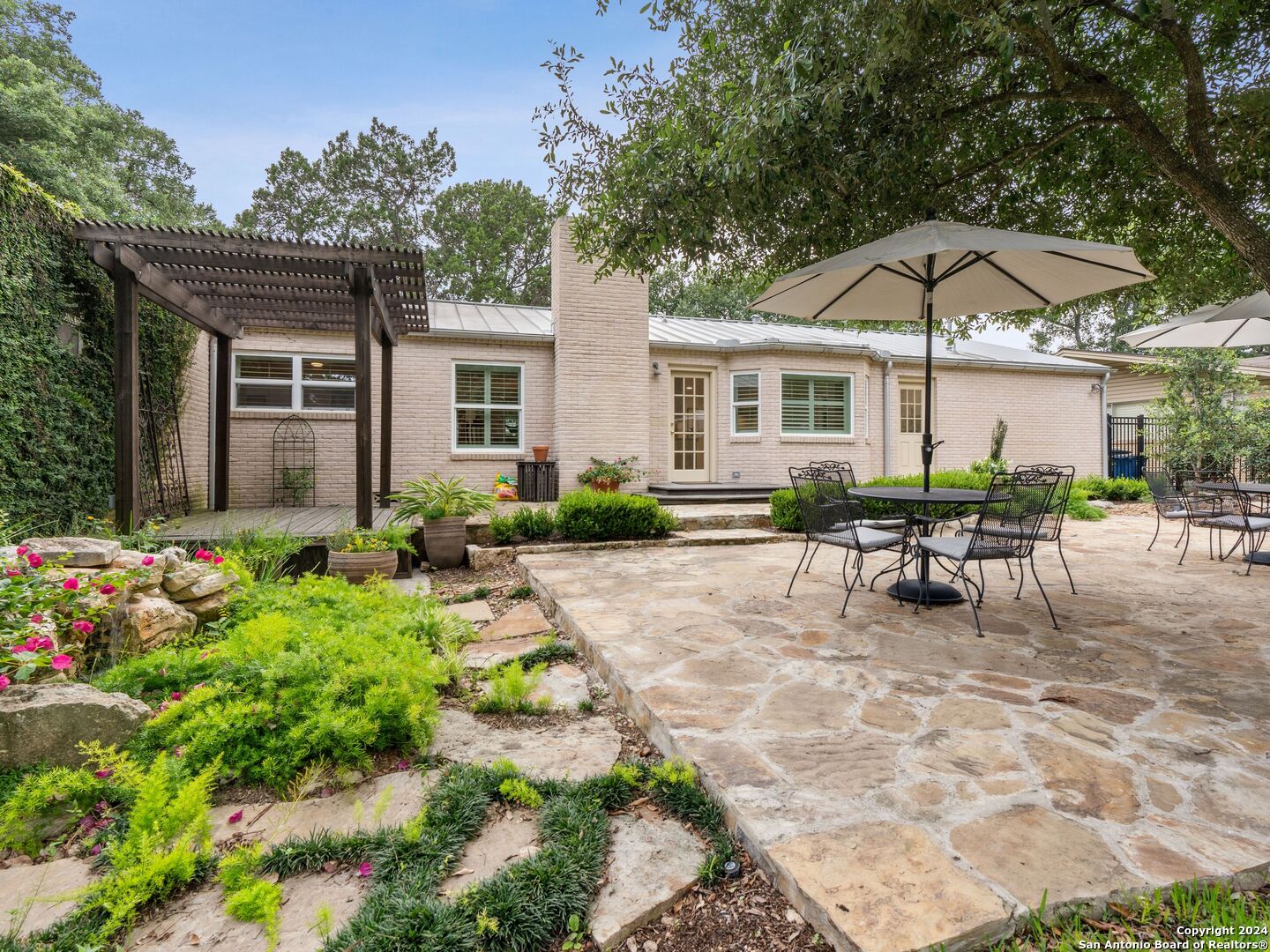320 LAKEVIEW TER