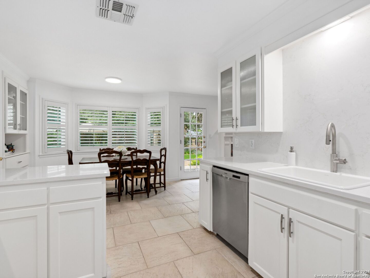 320 LAKEVIEW TER