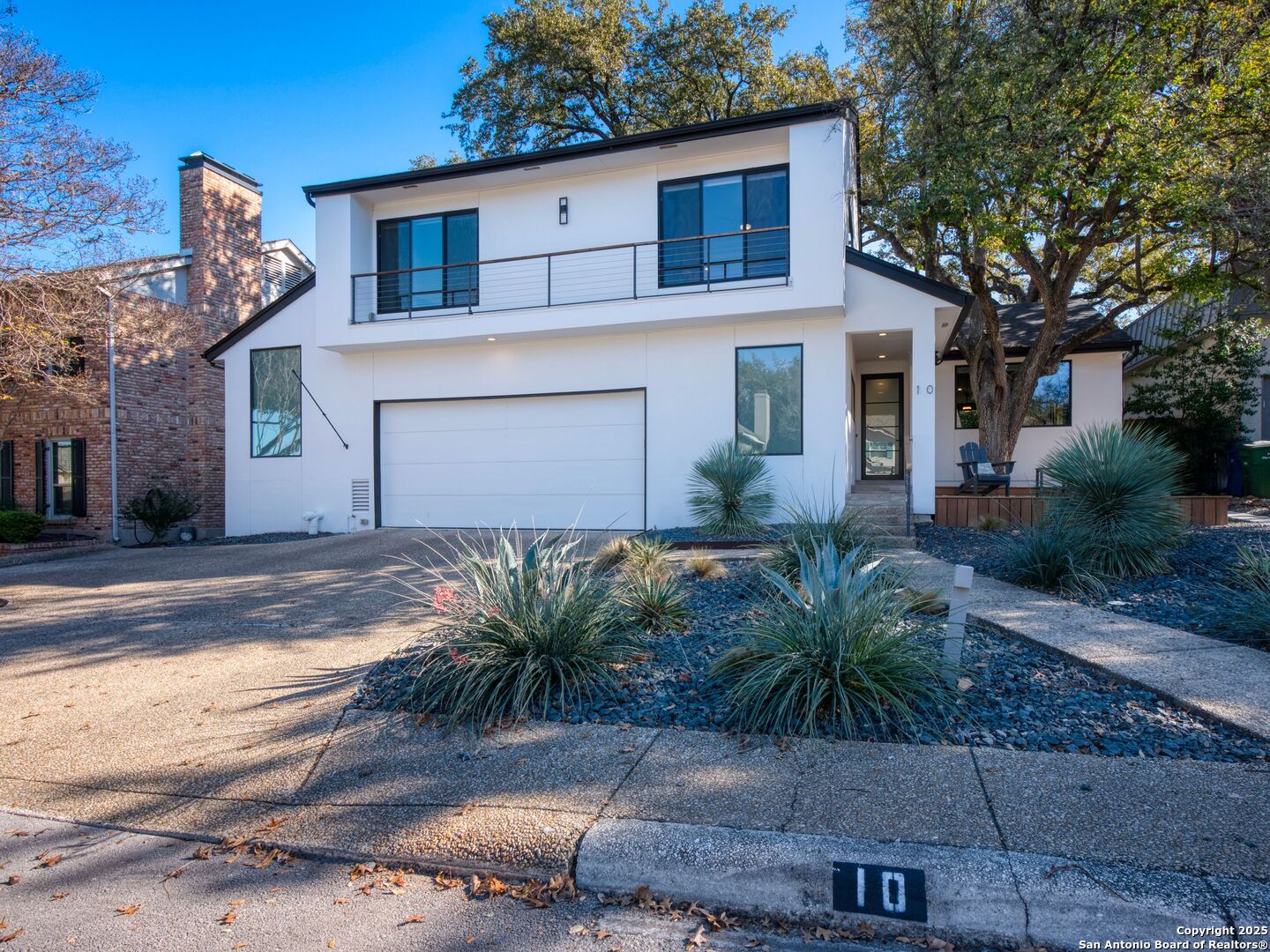 10 COURT CIR