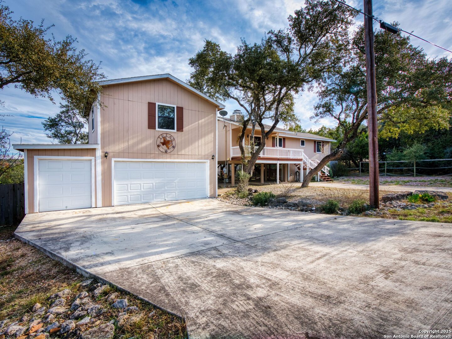 968 EASTVIEW DR