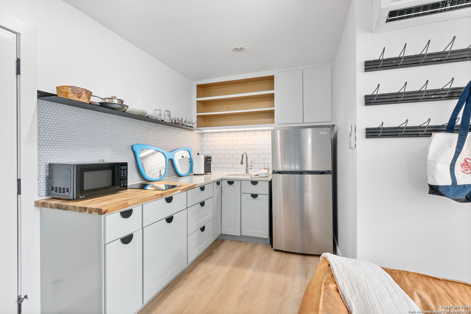 1111 W 10th Unit: APT 206