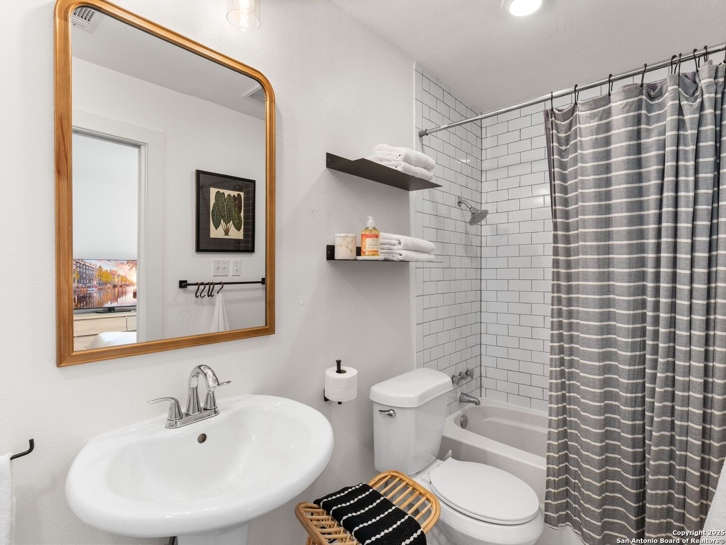 1111 W 10th Unit: APT 206