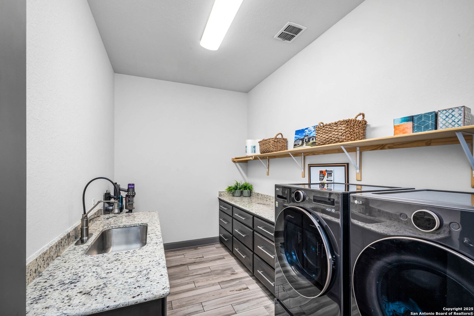 2330 Occidente