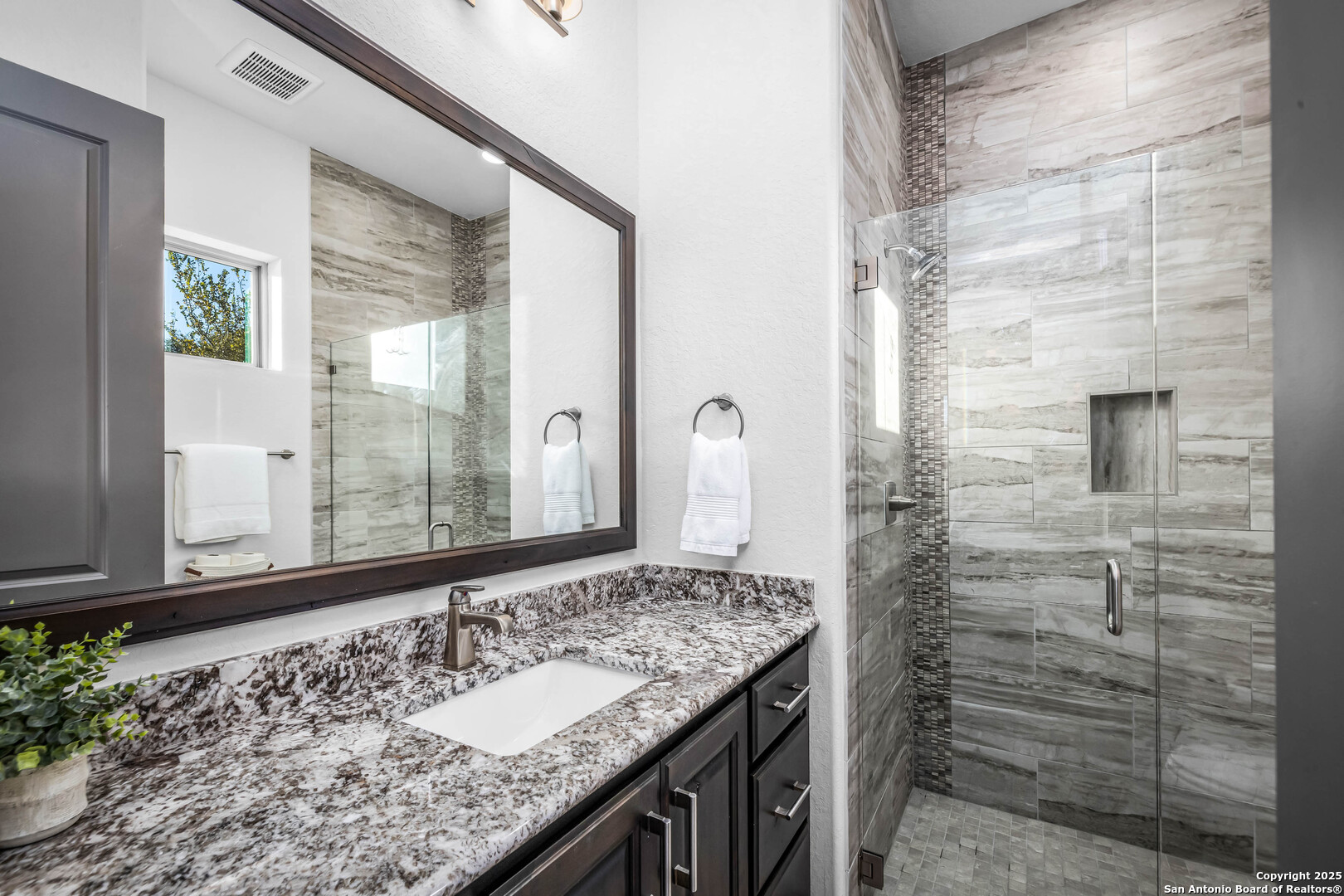 2330 Occidente