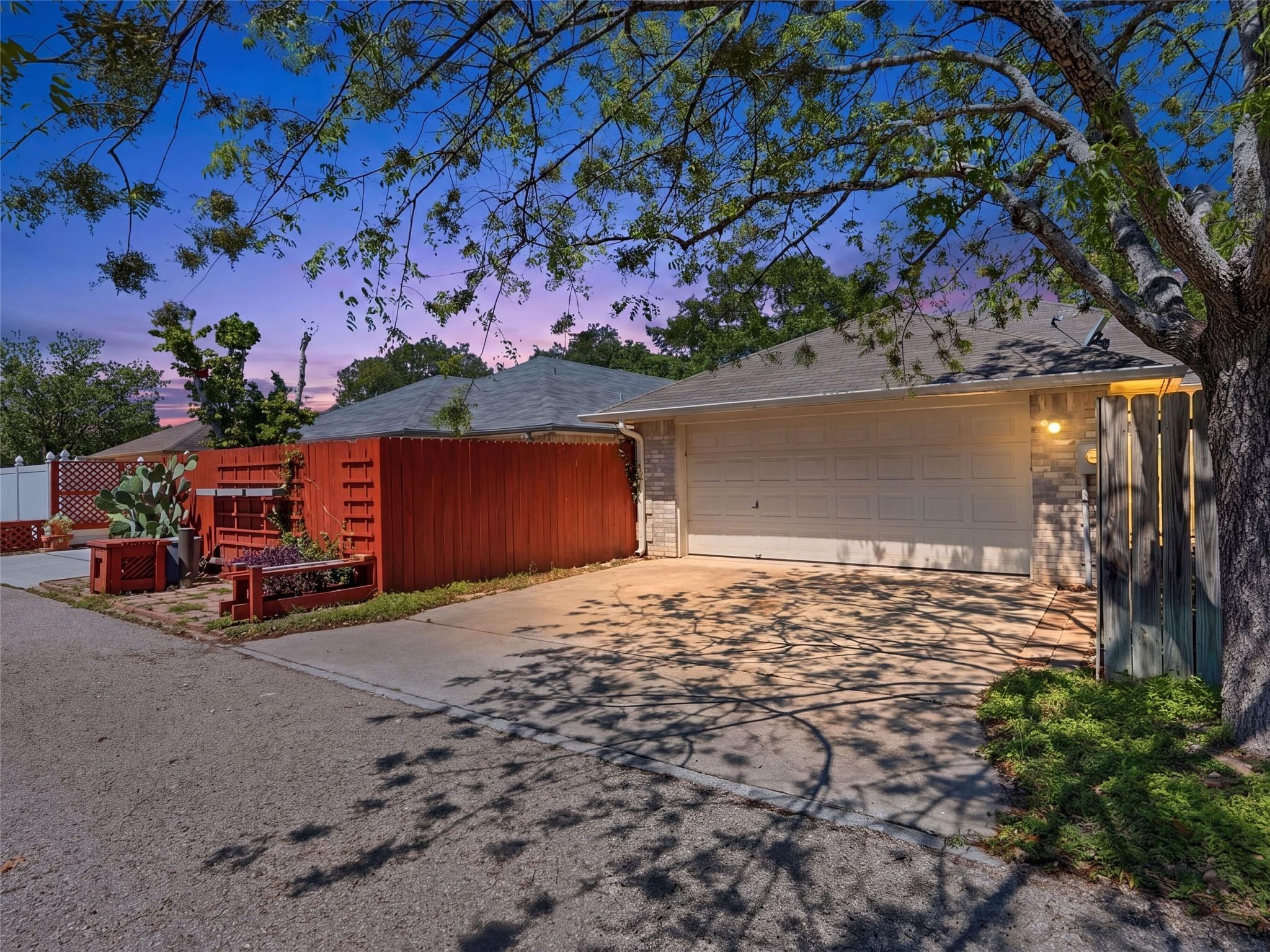 526 Riverside DR