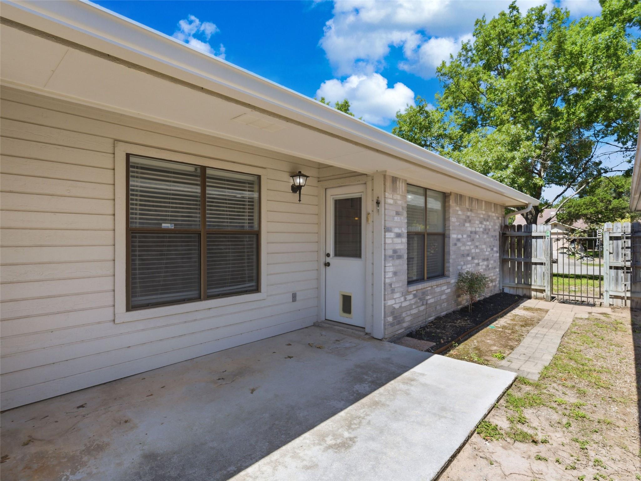 526 Riverside DR