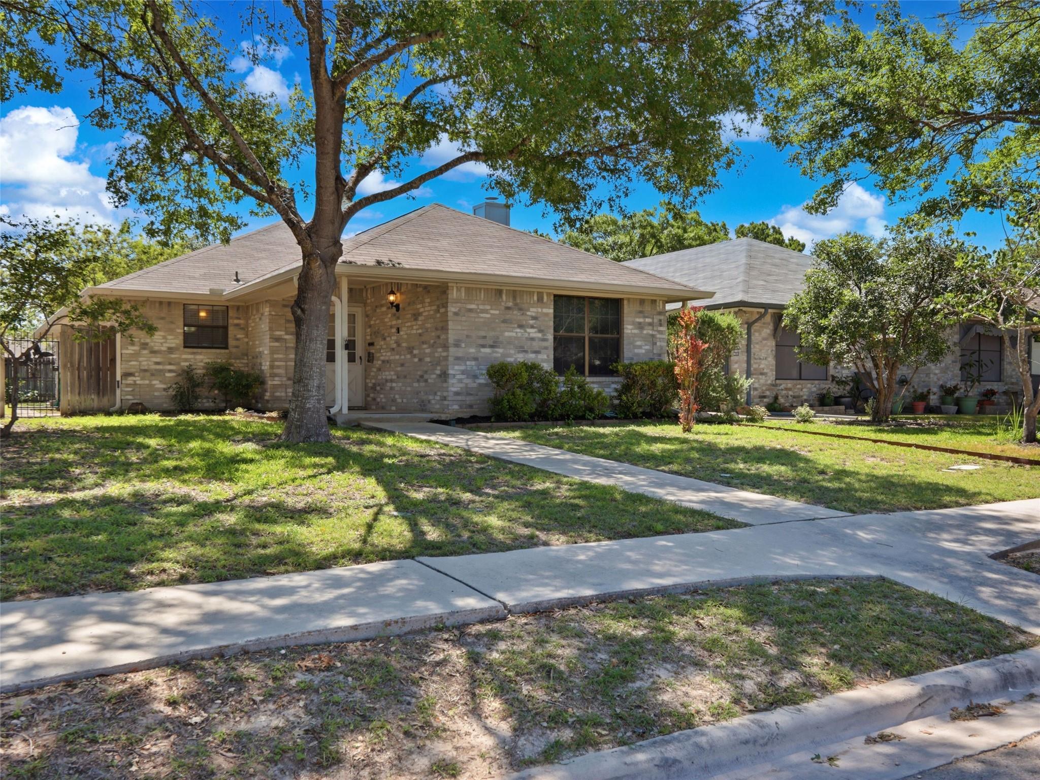 526 Riverside DR