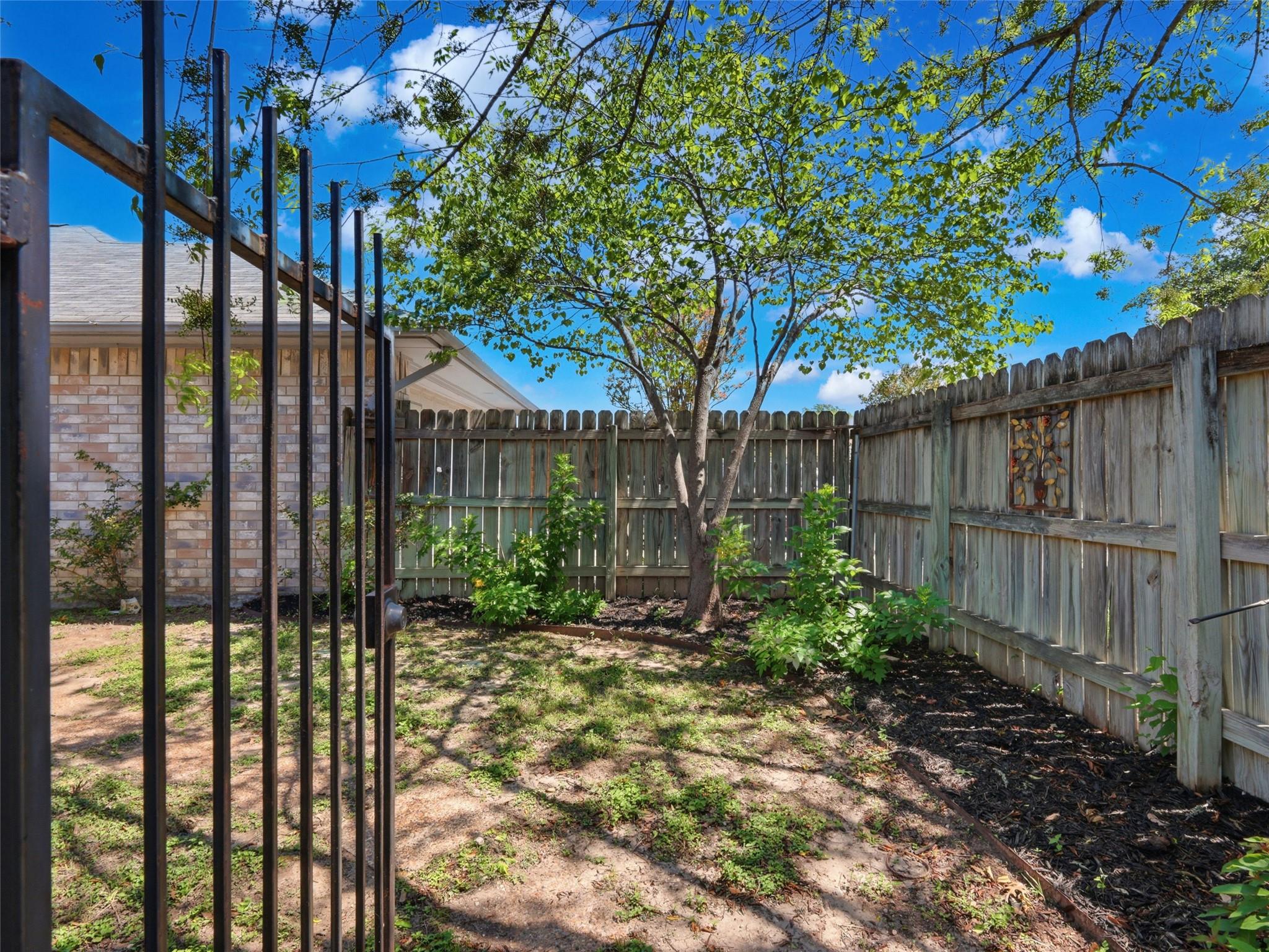 526 Riverside DR