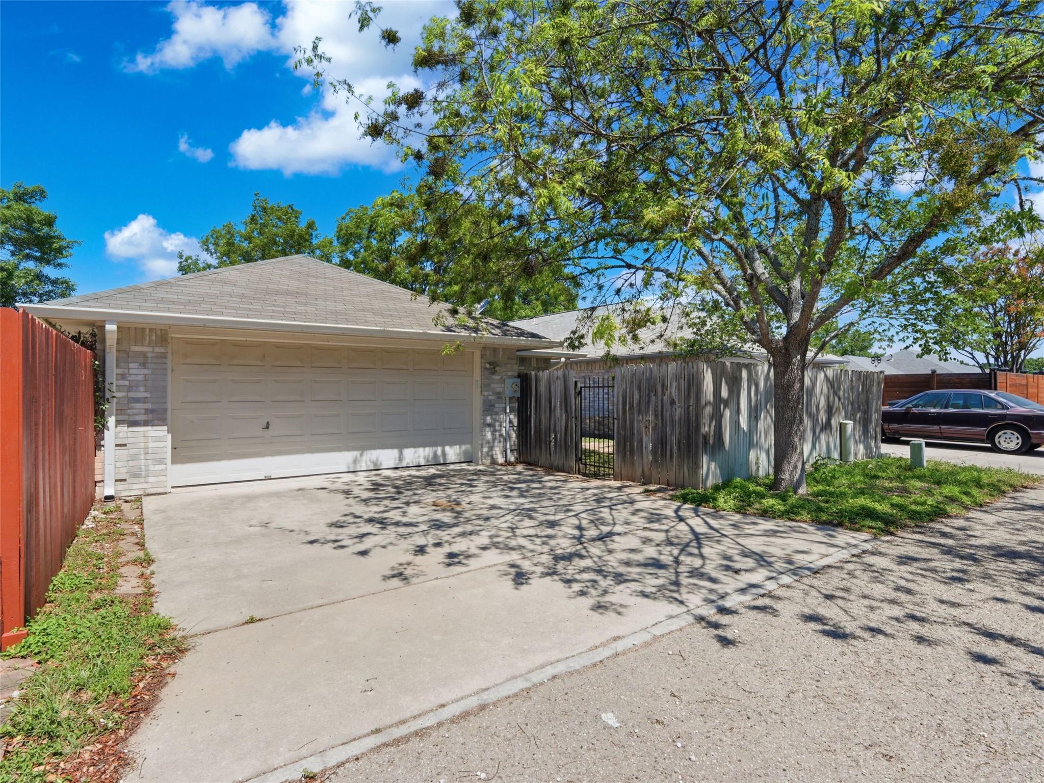 526 Riverside DR