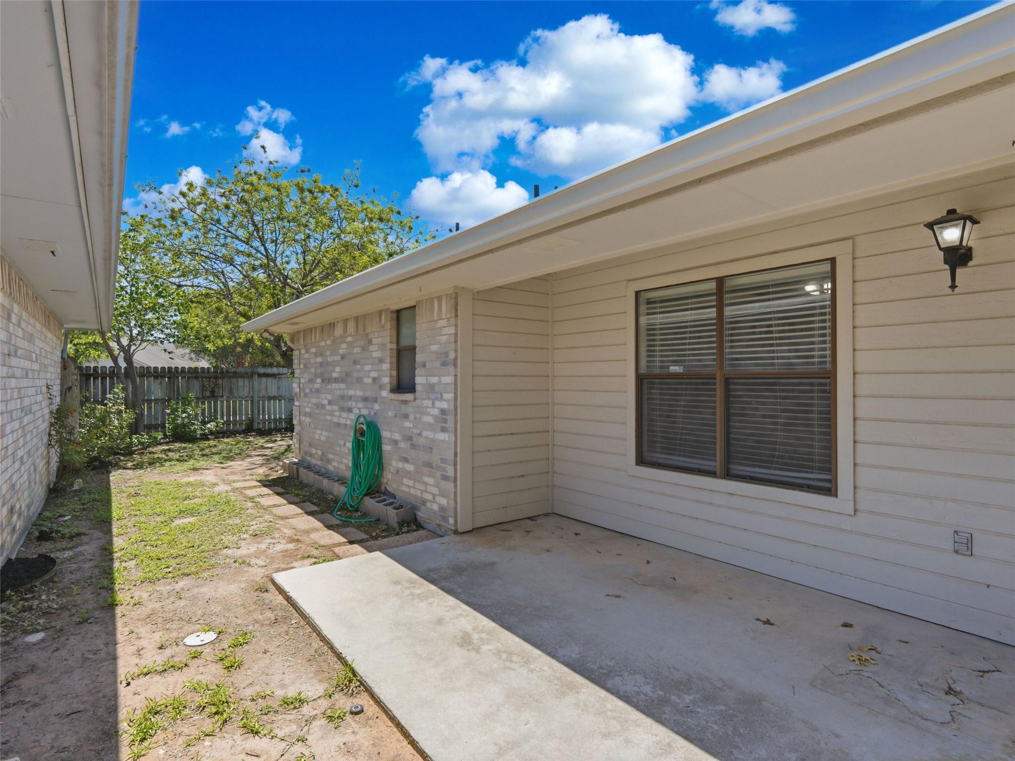 526 Riverside DR