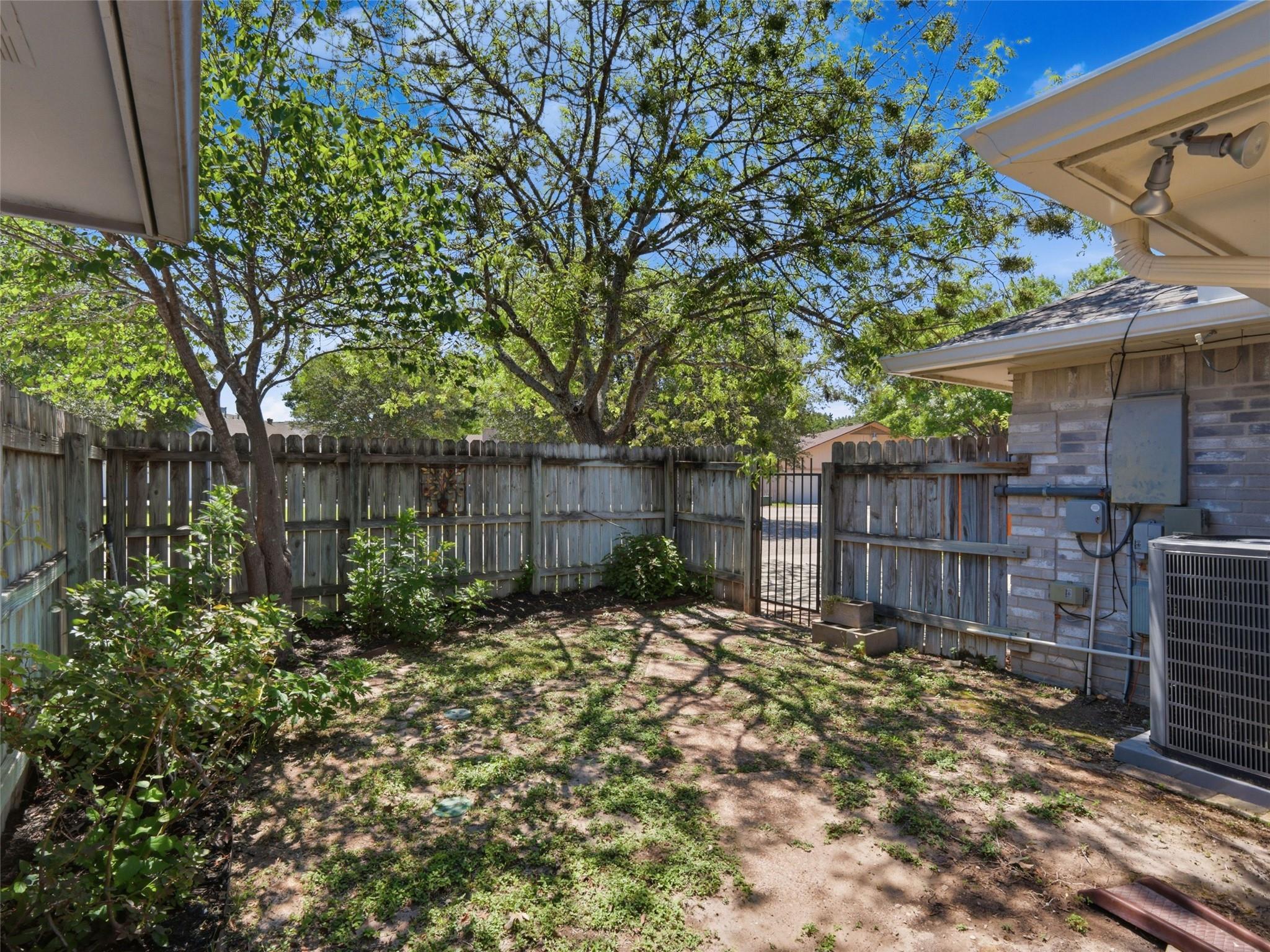 526 Riverside DR