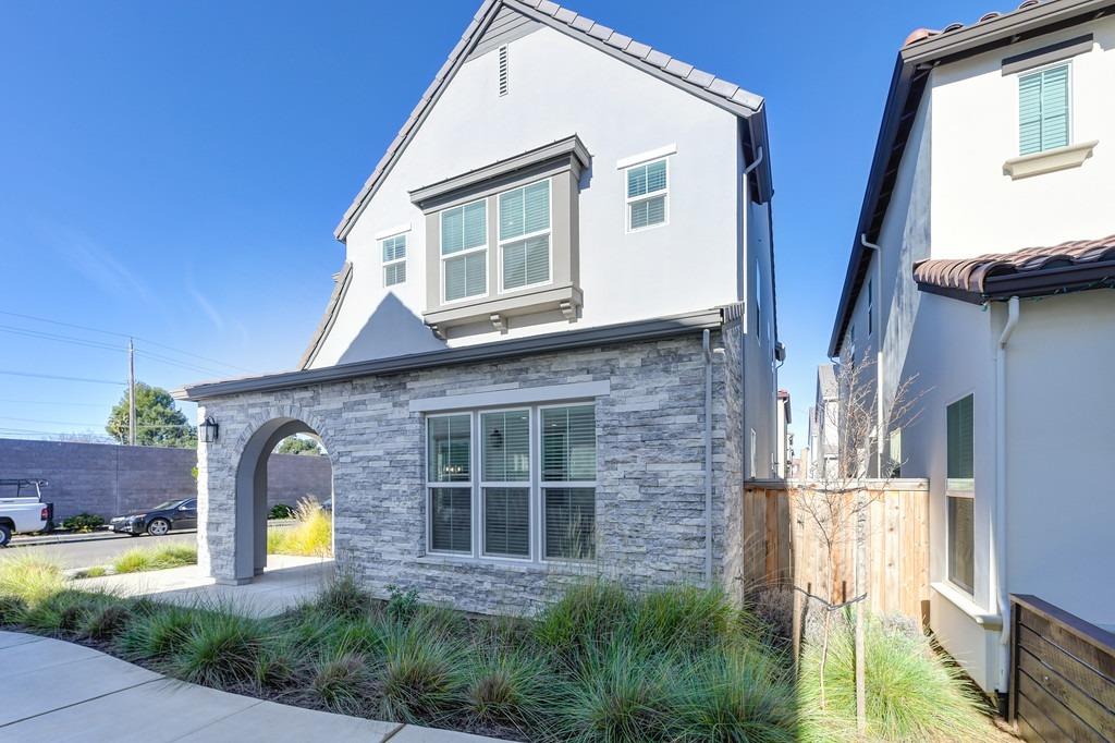 2326 Bronze Star Way