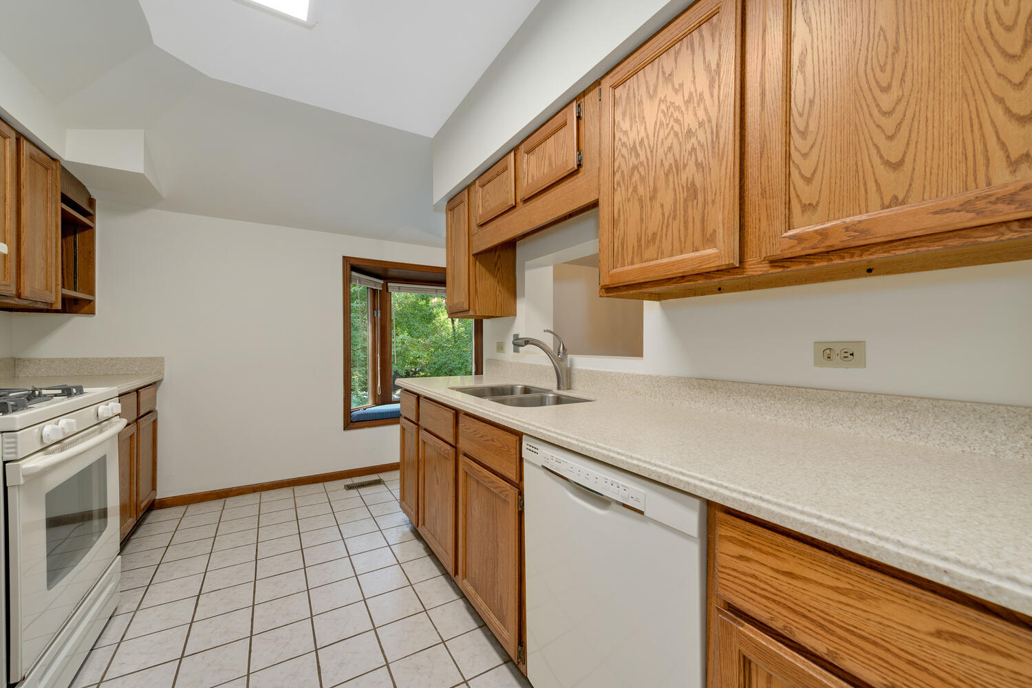 538 W Hawthorne Place Unit: CH