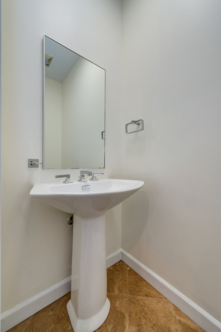 1813 S Clark Street Unit: 5