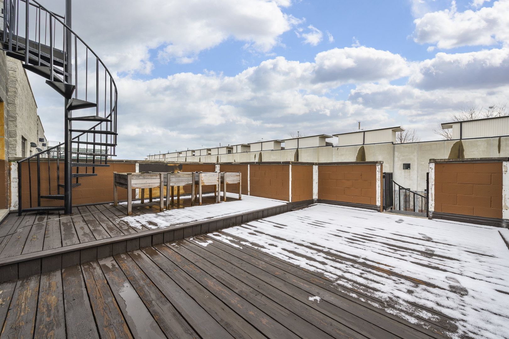 2047 W Churchill Street