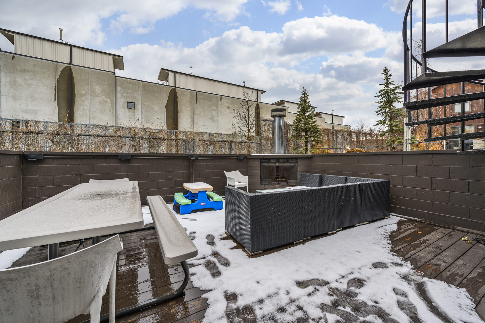 2047 W Churchill Street