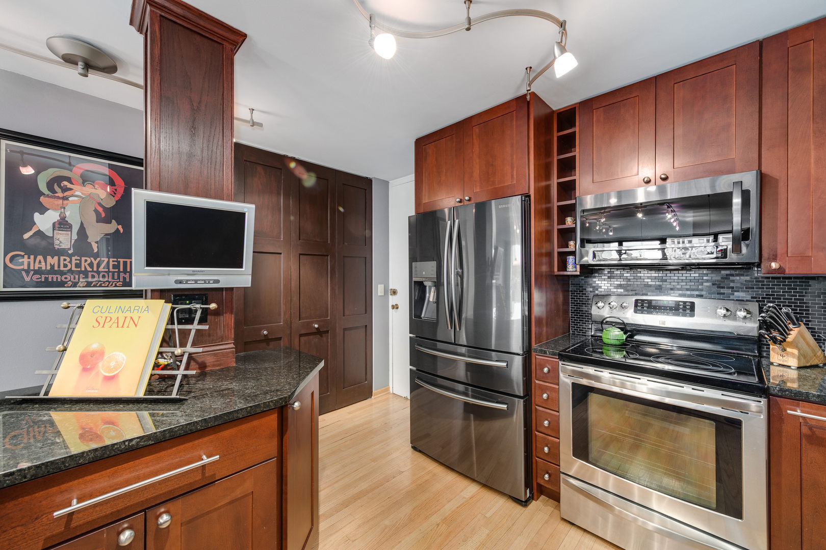 1636 N WELLS Street Unit: 501-503