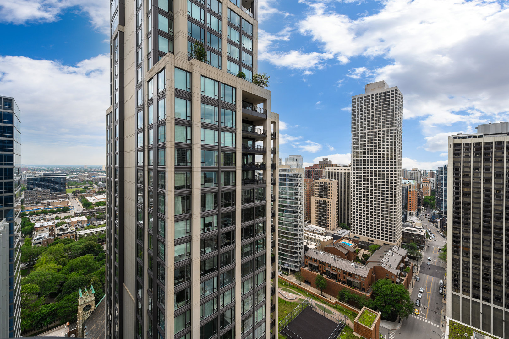 10 E Delaware Place Unit: 28E