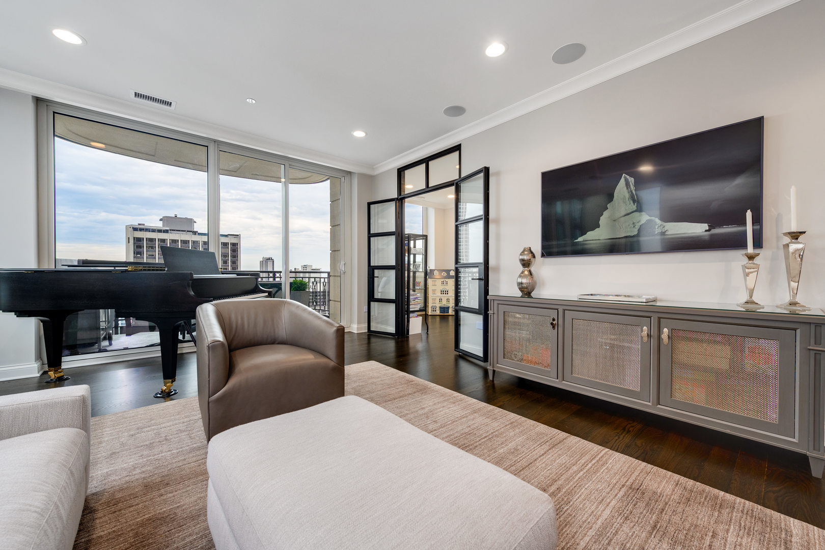 10 E Delaware Place Unit: 28E