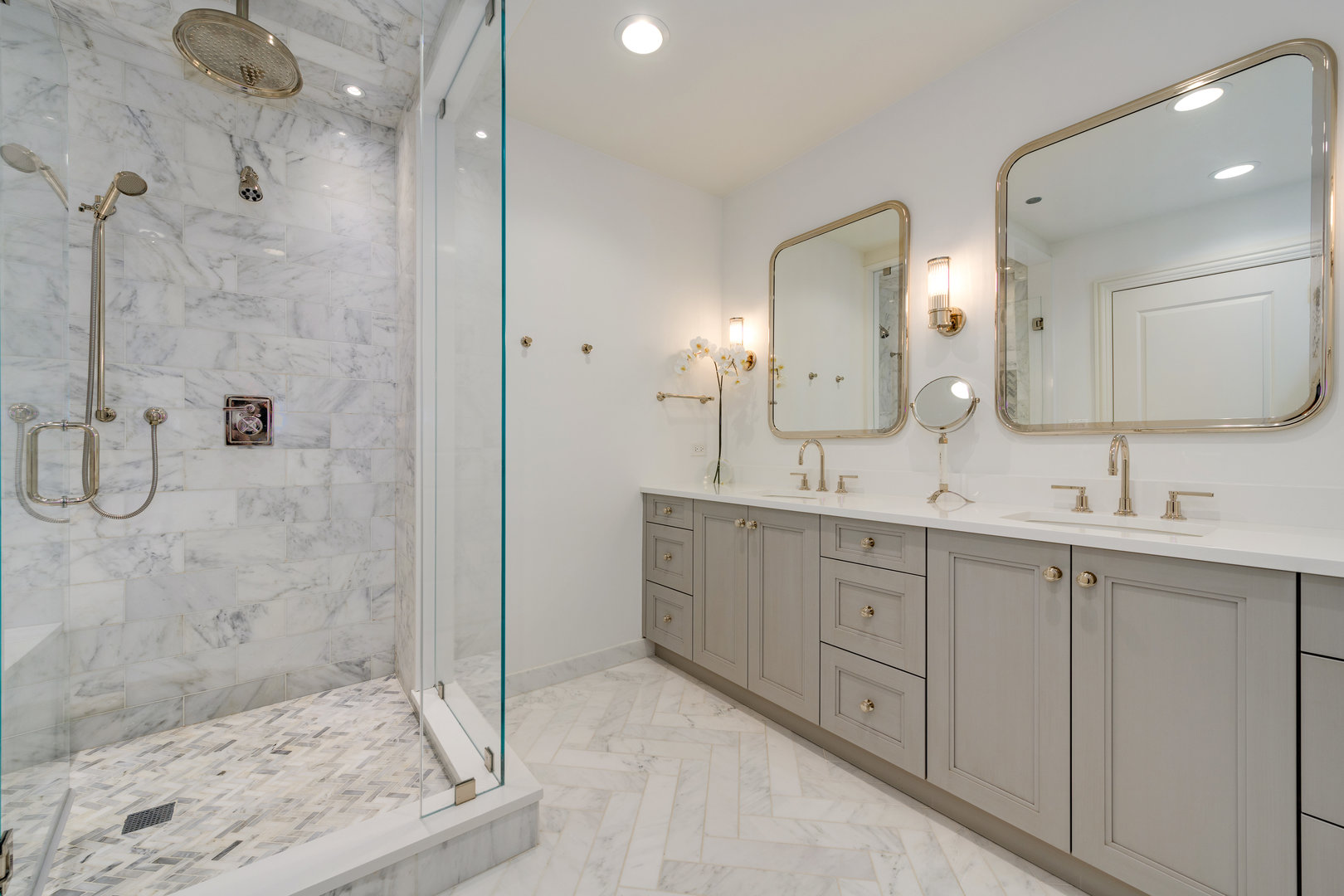 10 E Delaware Place Unit: 28E