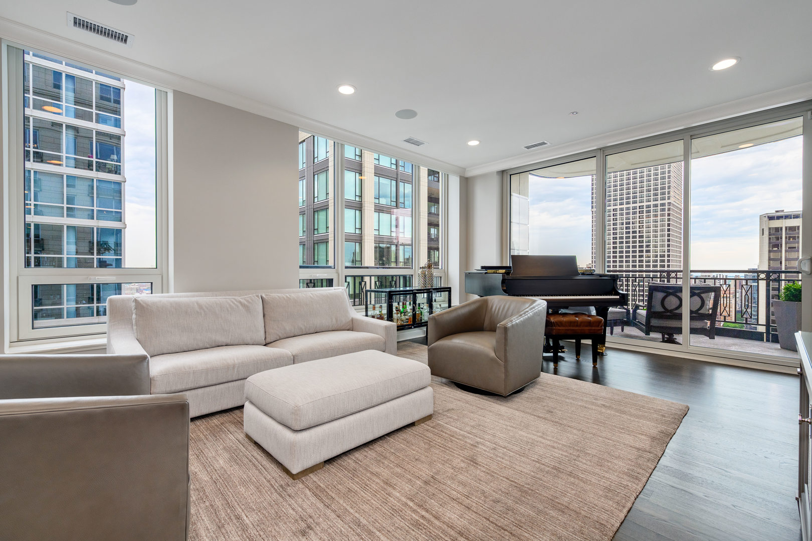 10 E Delaware Place Unit: 28E