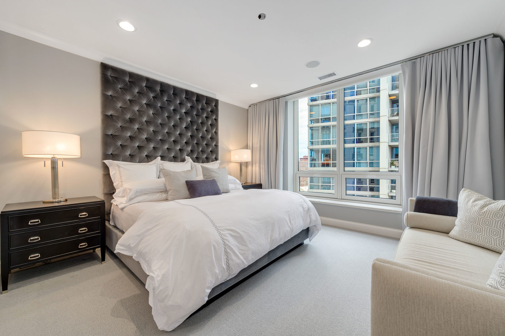 10 E Delaware Place Unit: 28E