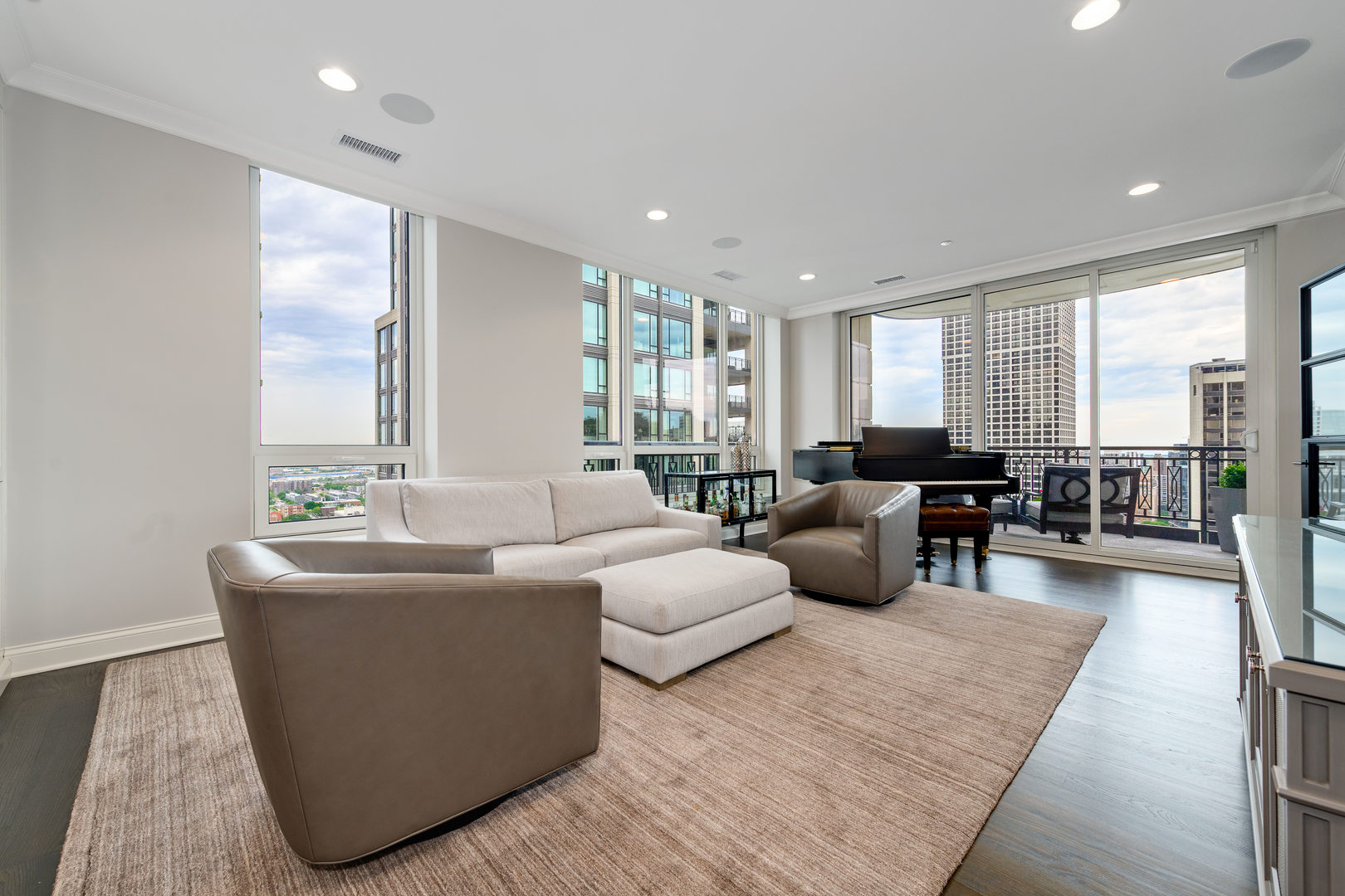 10 E Delaware Place Unit: 28E