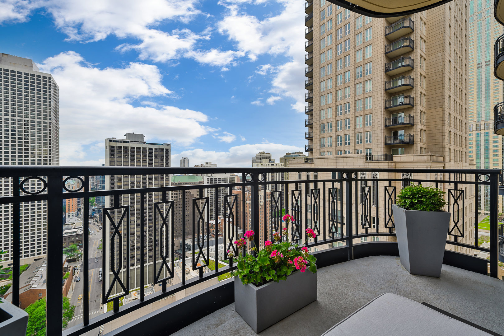 10 E Delaware Place Unit: 28E