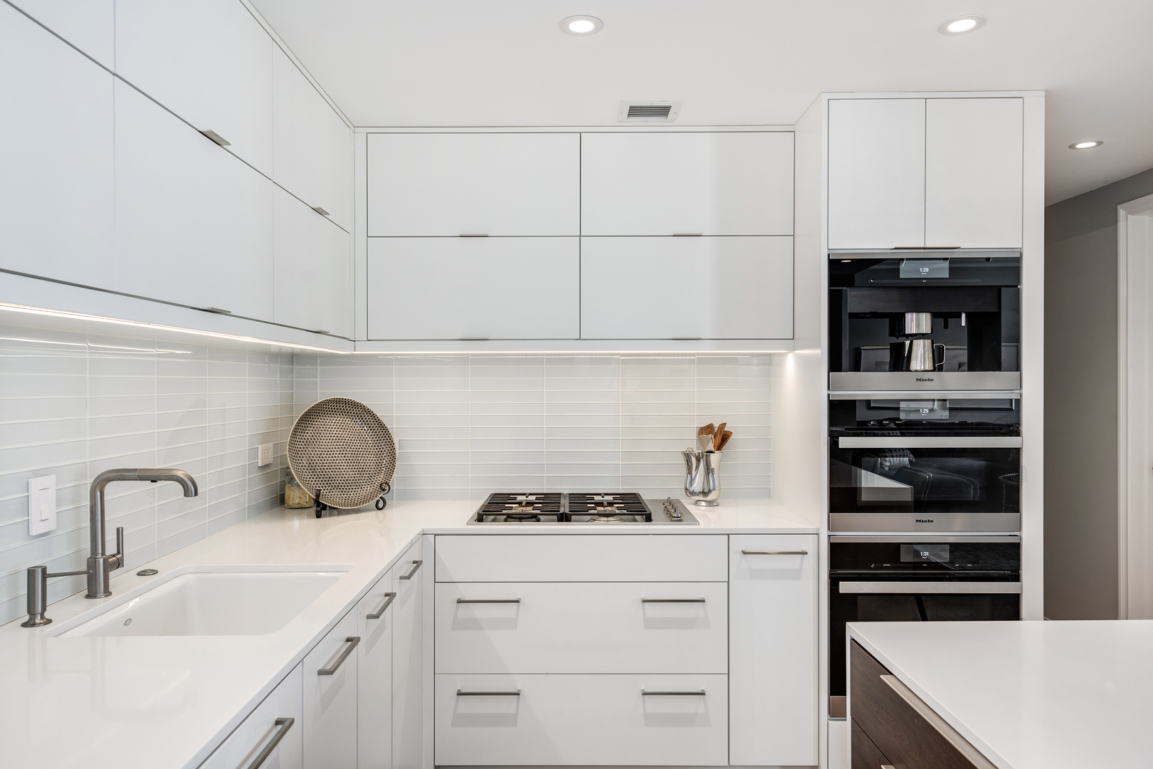 25 E SUPERIOR Street Unit: 1403