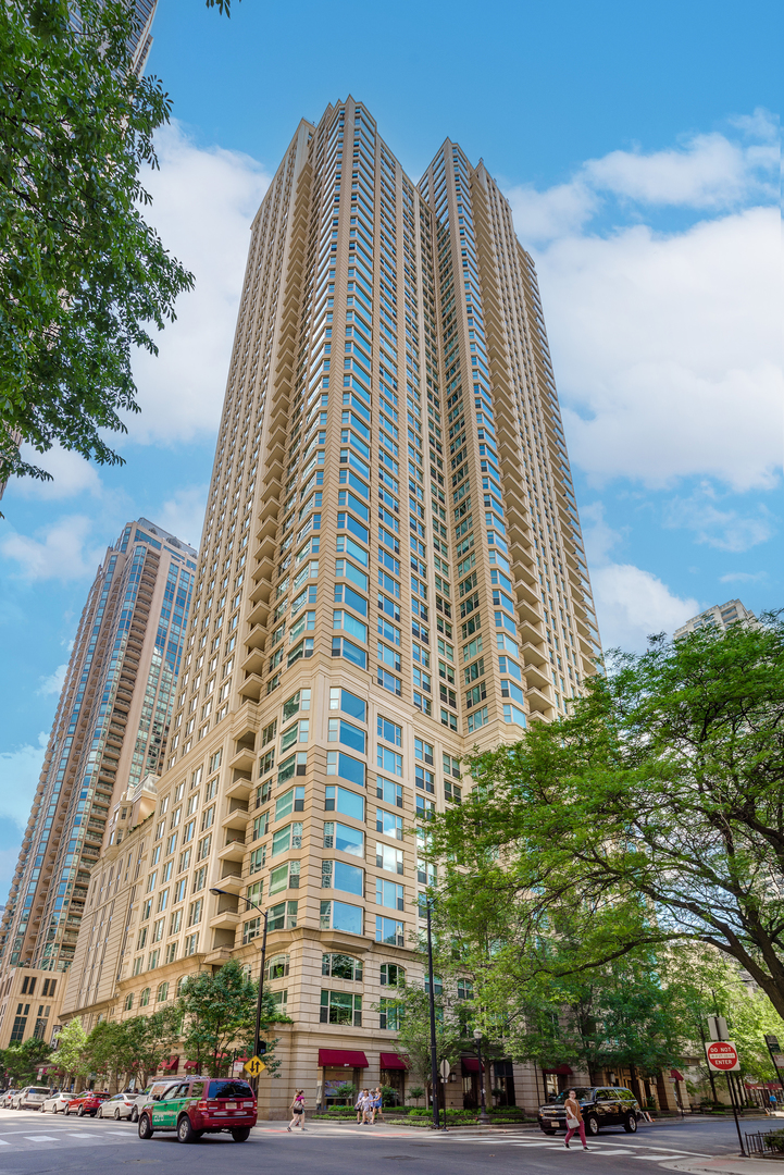 25 E SUPERIOR Street Unit: 1403