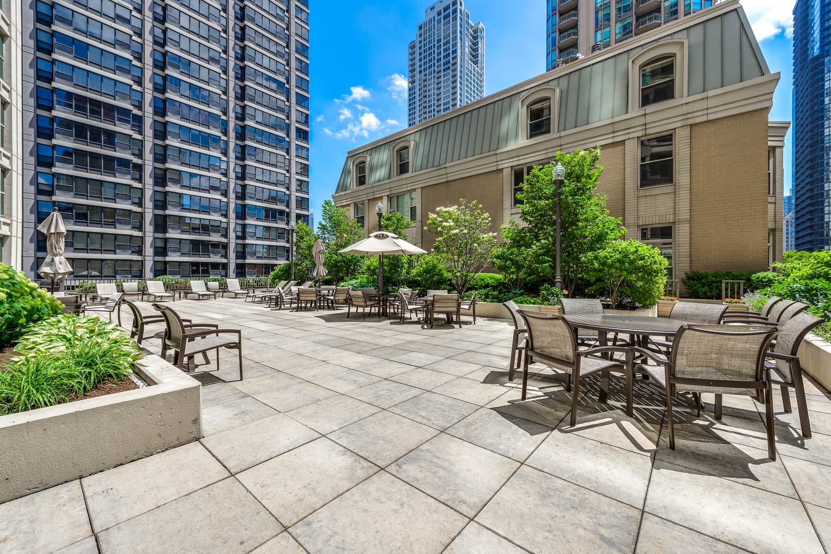 25 E SUPERIOR Street Unit: 1403