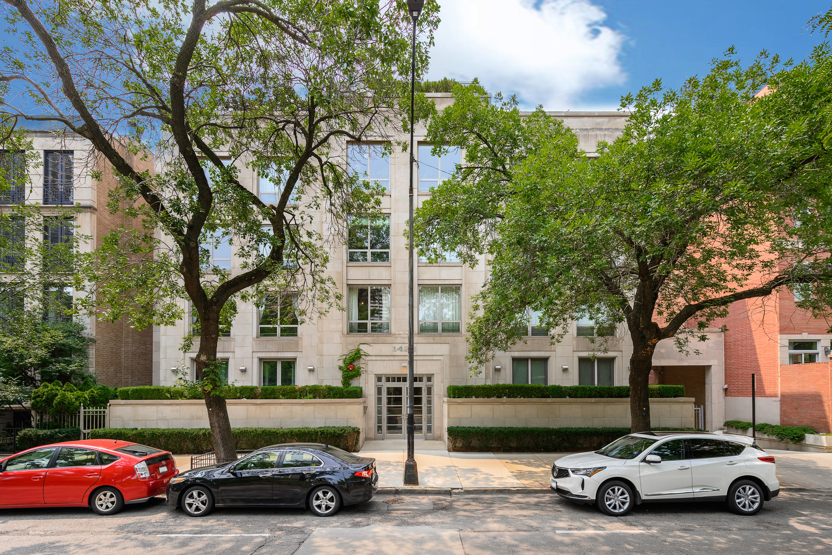 1422 N La Salle Drive Unit: 201